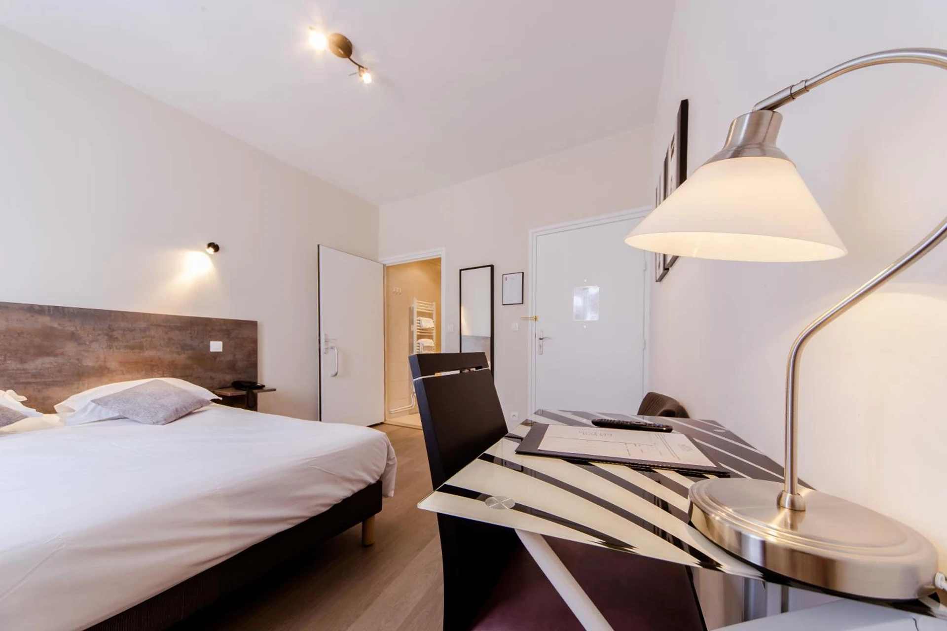 Chambre disponible pour un séminaire d'entreprise à LOGIS HOTEL - Le Petit Bellon - Senlis