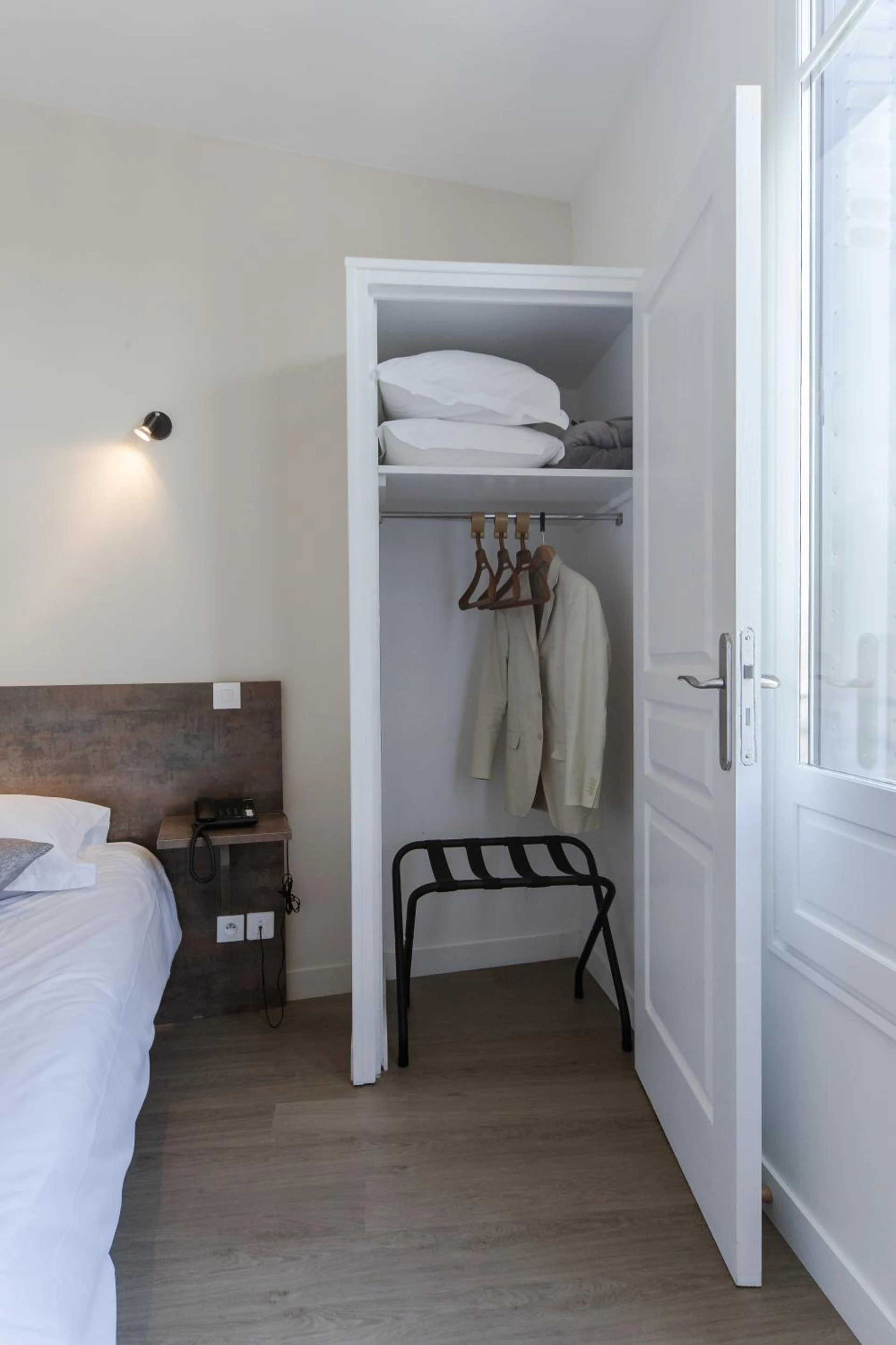 Magnifique chambre pour un séminaire d'entreprise à LOGIS HOTEL - Le Petit Bellon - Senlis