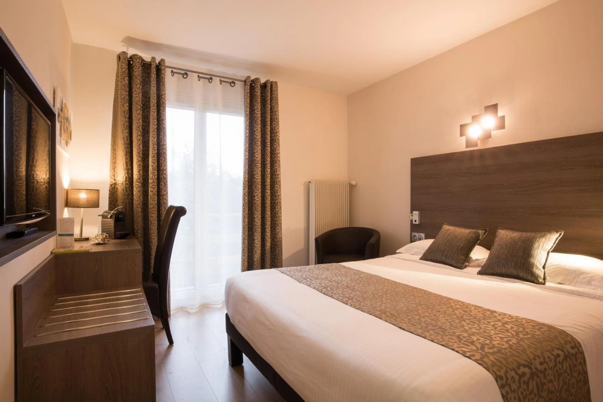 Chambre disponible pour un séminaire d'entreprise à Logis Hotel Le Petit Casset - La Boisse