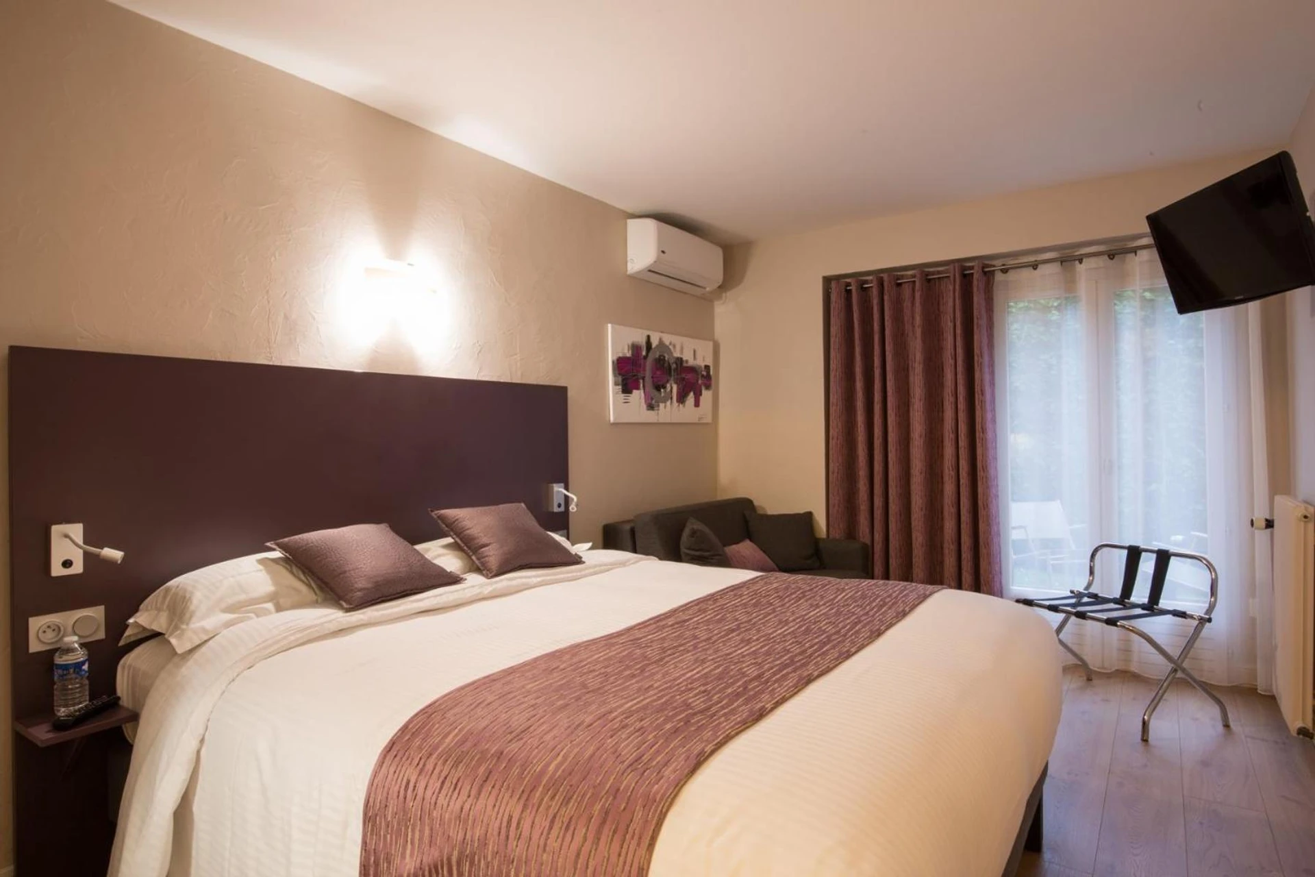 Chambre disponible pour un séminaire d'entreprise à Logis Hotel Le Petit Casset - La Boisse