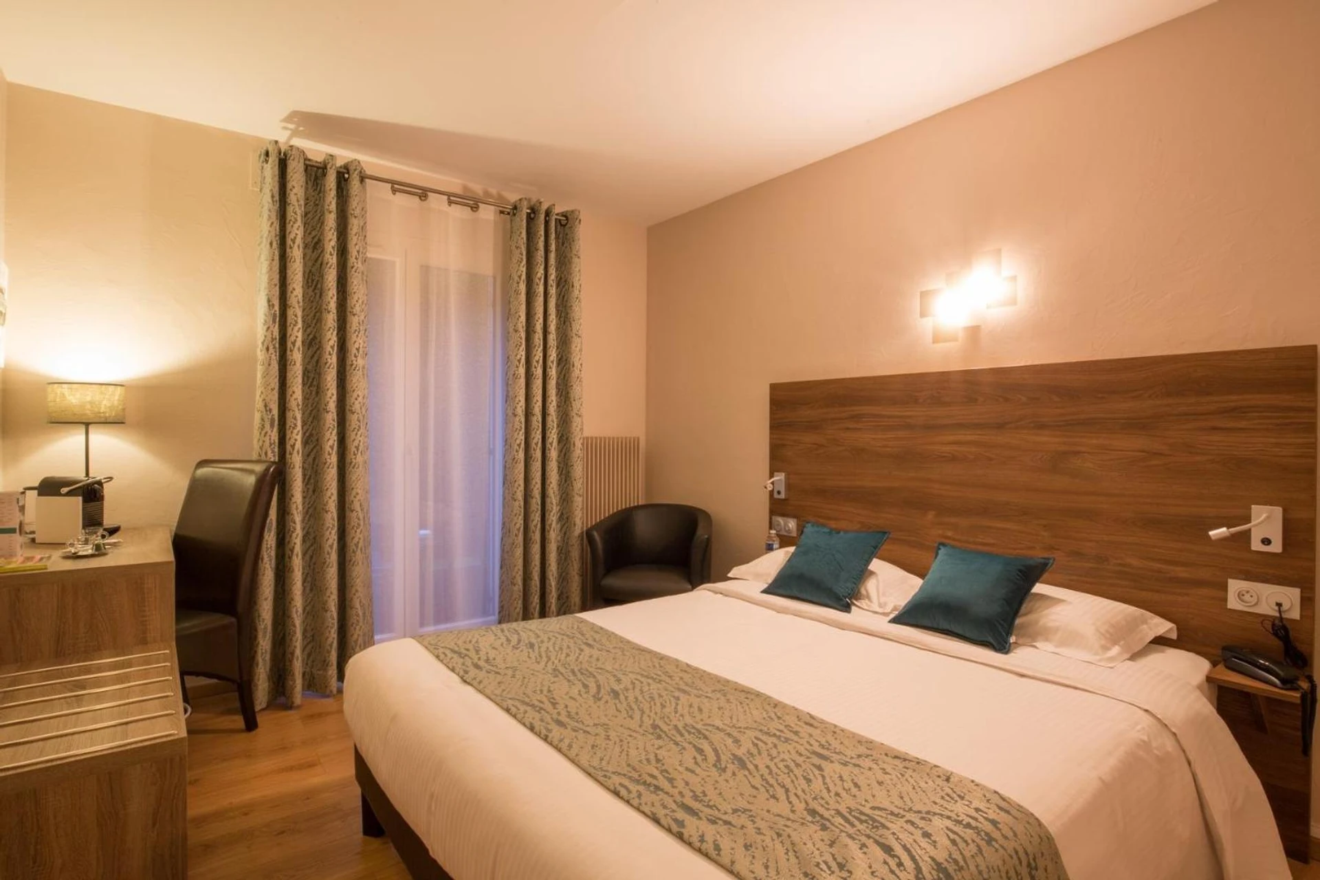 Chambre disponible pour un séminaire d'entreprise à Logis Hotel Le Petit Casset - La Boisse