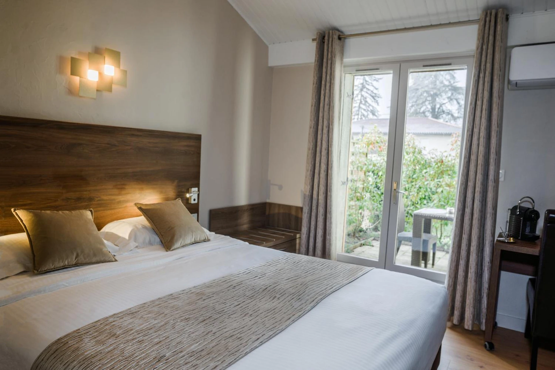 Magnifique chambre pour un séminaire d'entreprise à Logis Hotel Le Petit Casset - La Boisse
