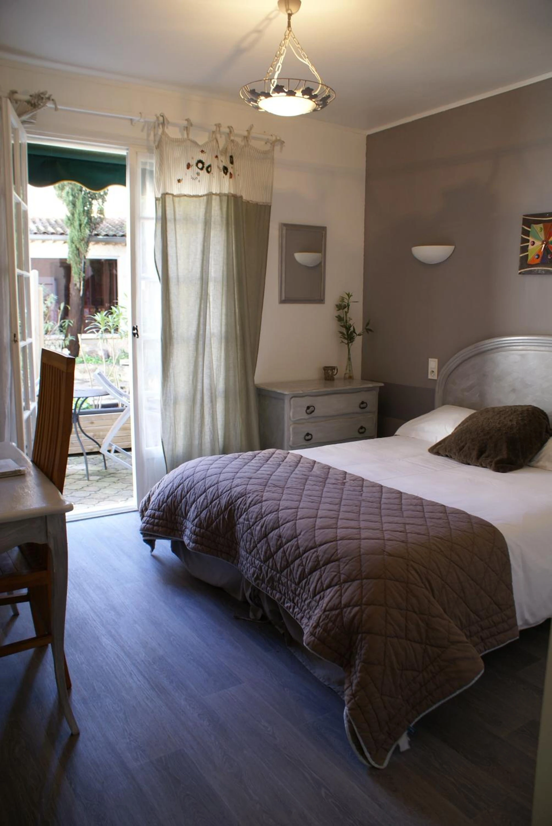 Magnifique chambre pour un séminaire d'entreprise à Le Petit Manoir Logis - Les Angles (Gard)