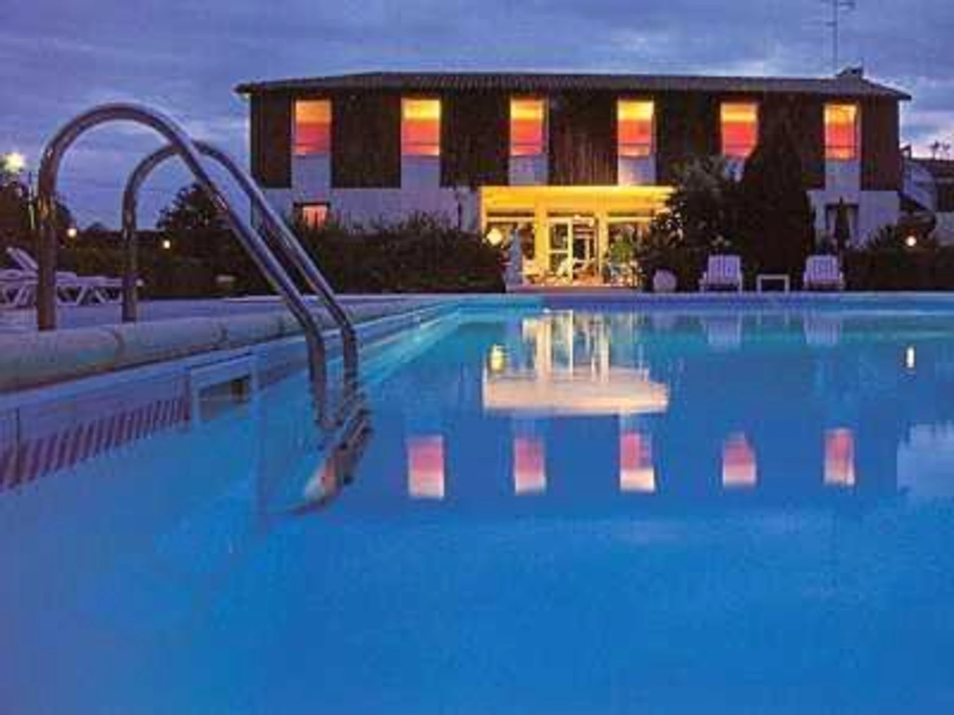 Organiser un séminaire d'entreprise : Logis Hôtels - Le Pont Bernet - Hotel 2 étoiles et restaurant à le-pian-medoc