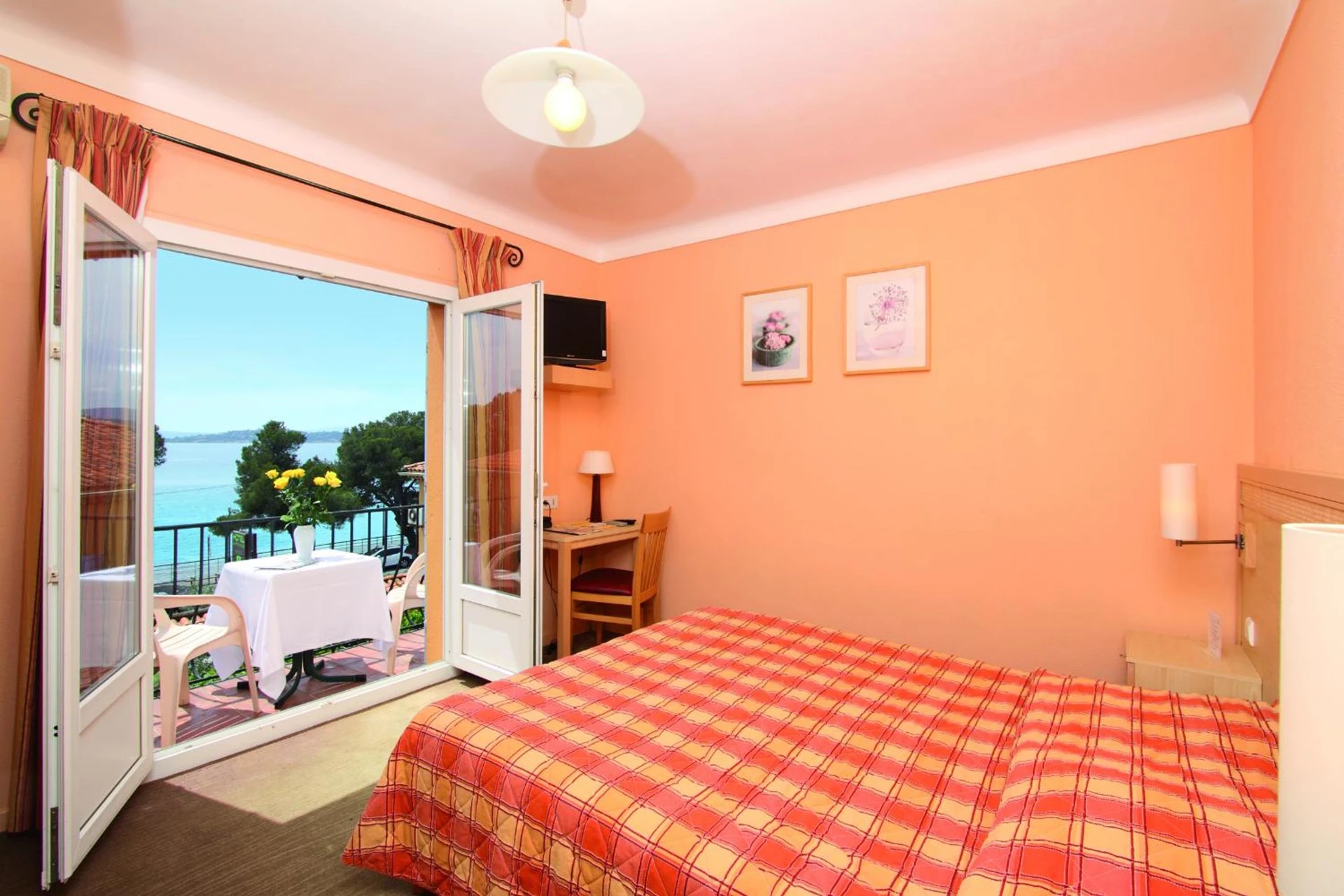 Chambre disponible pour un séminaire d'entreprise à Logis Hotel Le Provencal - Les Issambres