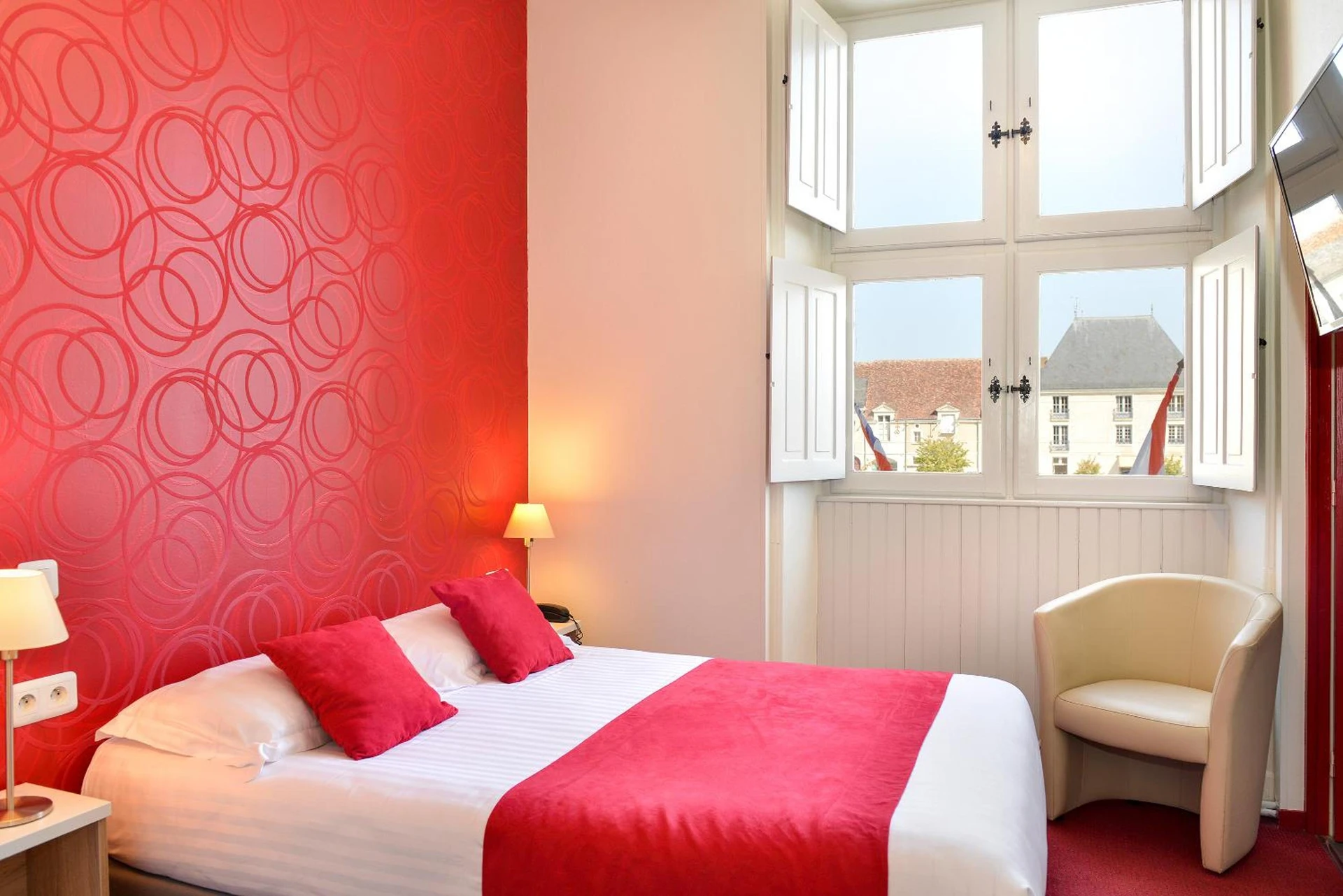 Chambre disponible pour un séminaire d'entreprise à Logis Hôtel Restaurant Le Puits Doré - Richelieu