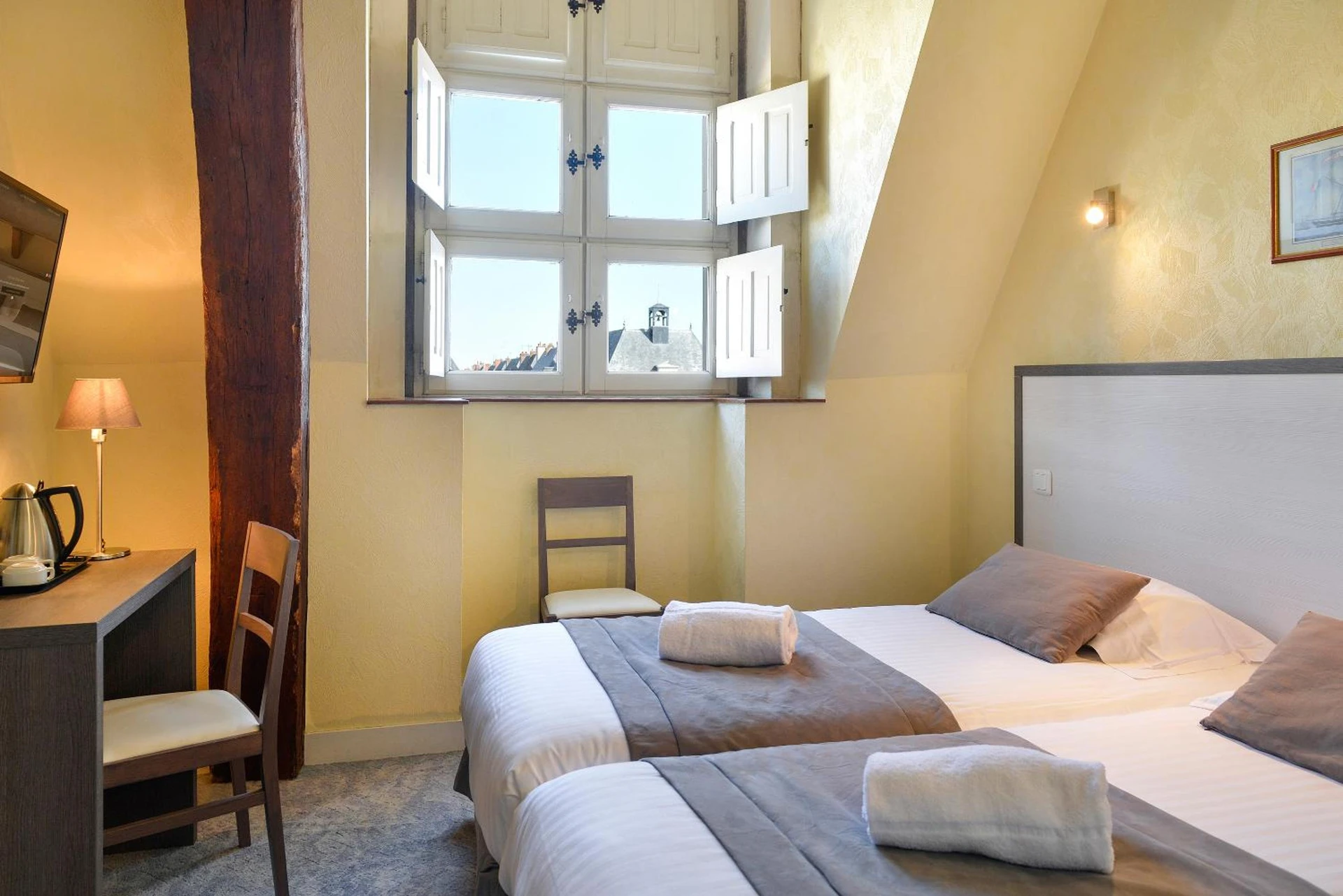 Chambre disponible pour un séminaire d'entreprise à Logis Hôtel Restaurant Le Puits Doré - Richelieu