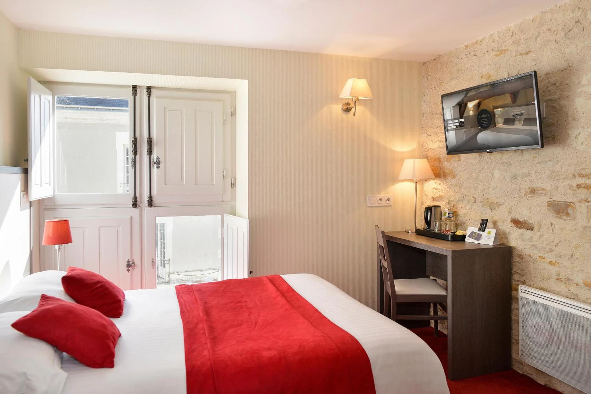 Chambre disponible pour un séminaire d'entreprise à Logis Hôtel Restaurant Le Puits Doré - Richelieu