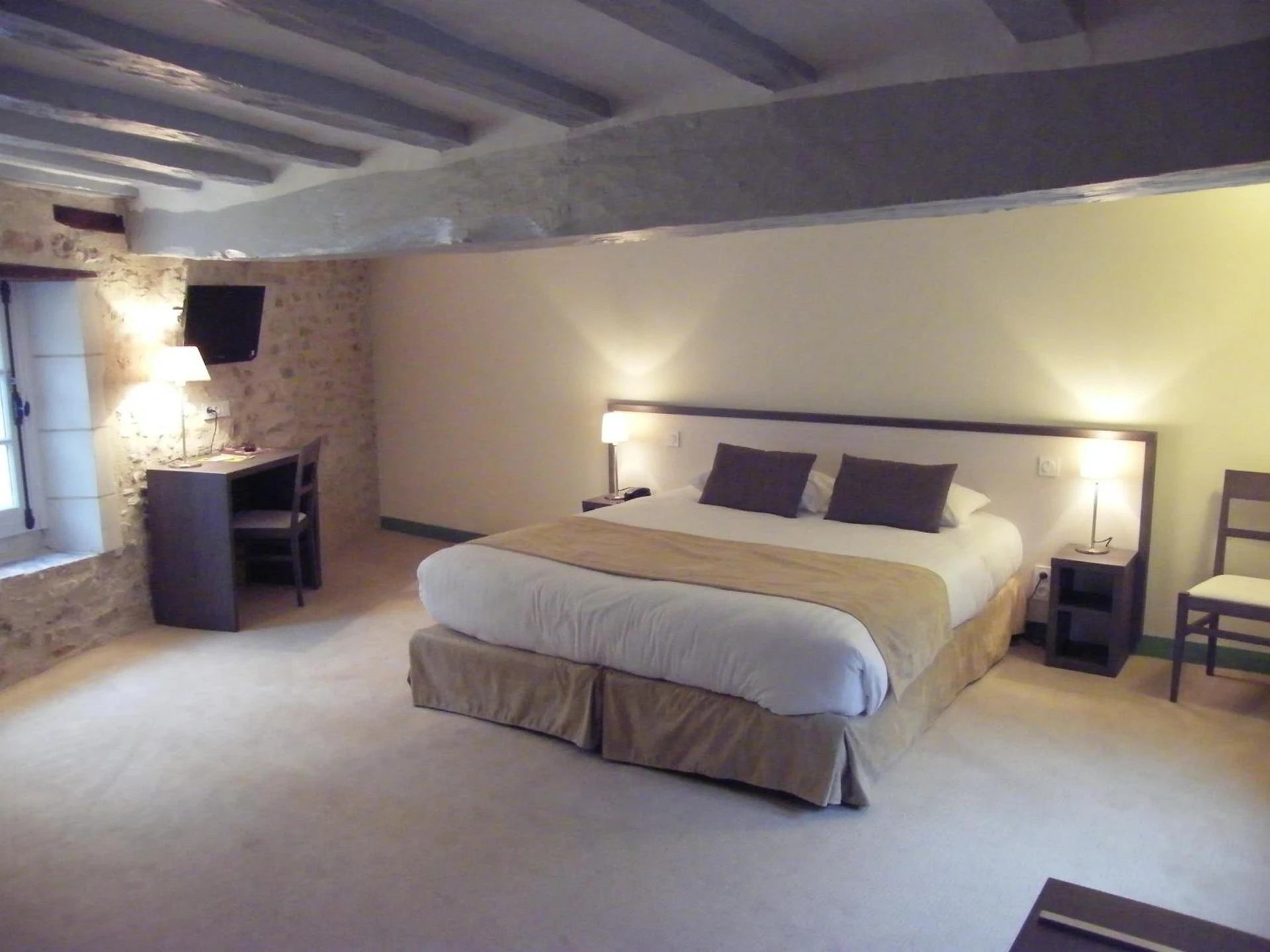Magnifique chambre pour un séminaire d'entreprise à Logis Hôtel Restaurant Le Puits Doré - Richelieu