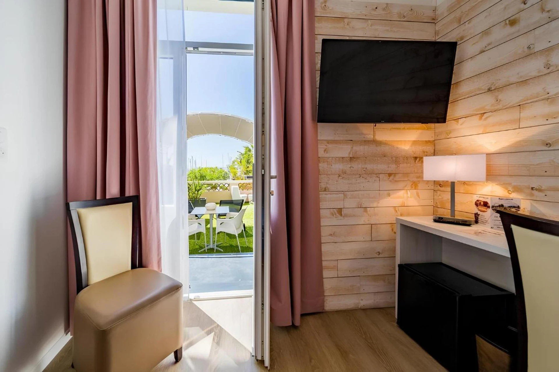 Chambre disponible pour un séminaire d'entreprise à Hôtel Le Rabelais - Le Lavandou