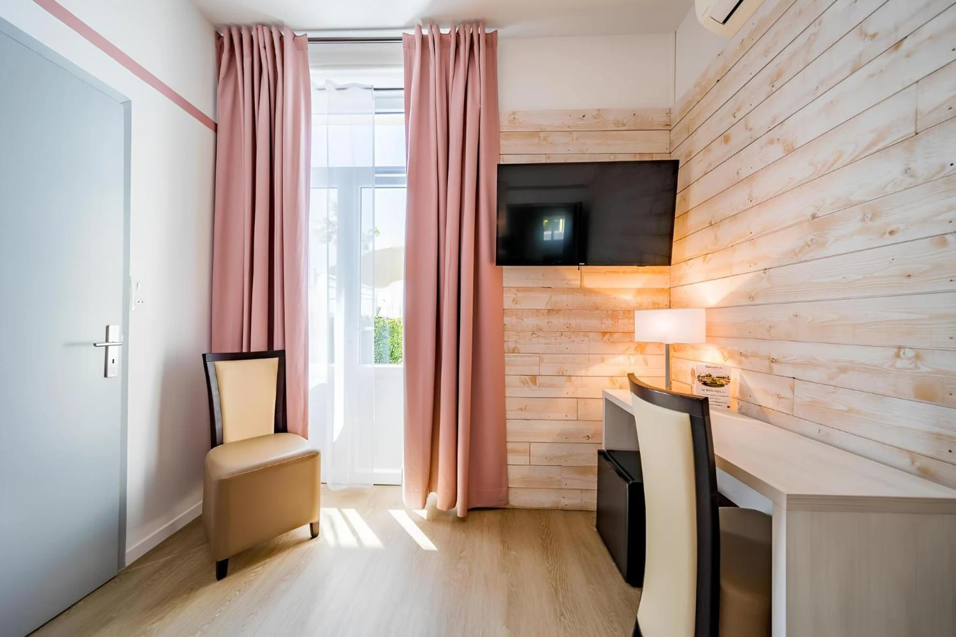 Chambre disponible pour un séminaire d'entreprise à Hôtel Le Rabelais - Le Lavandou