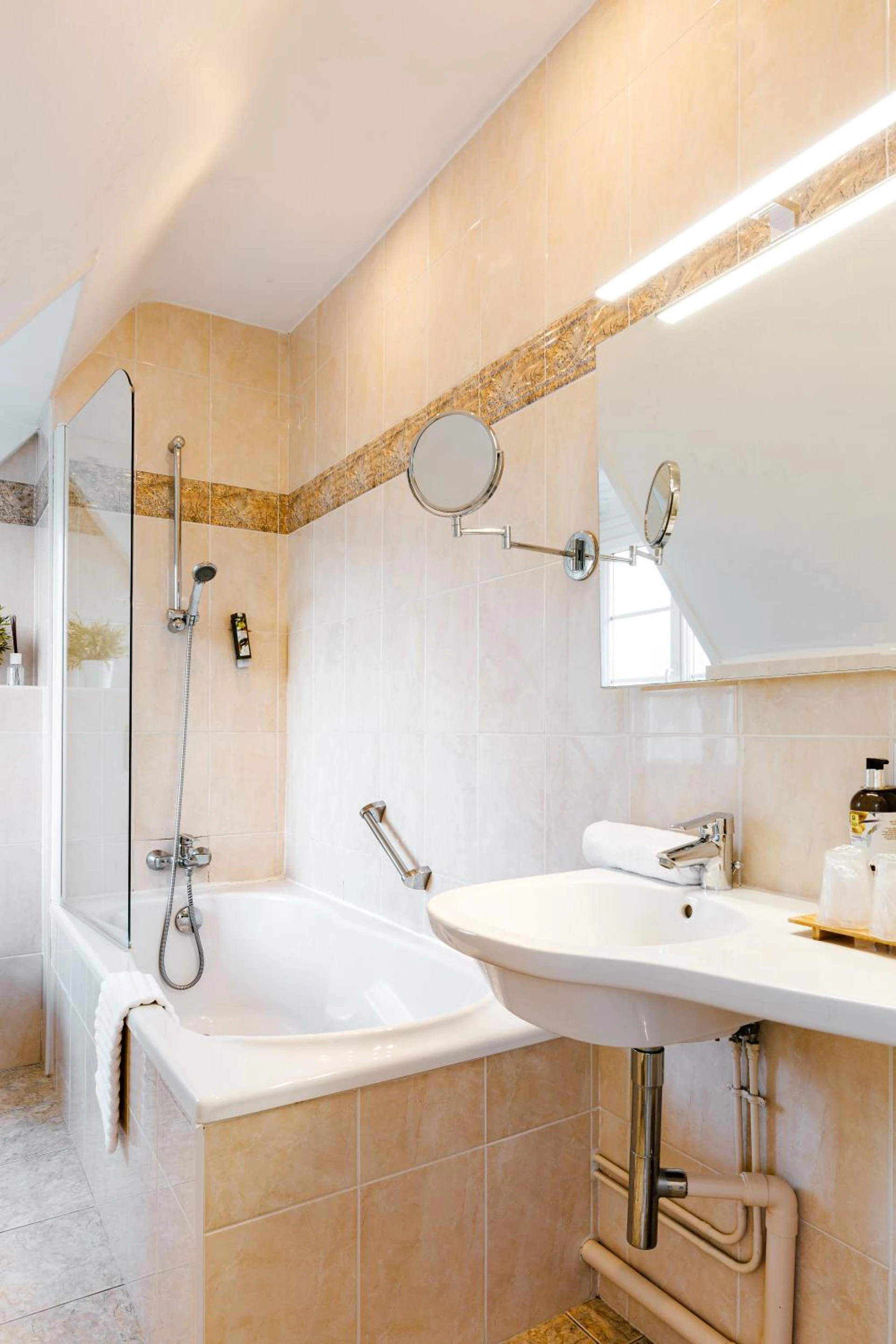 Chambre disponible pour un séminaire d'entreprise à Logis Hotel Le Relais De La Poste Restaurant Le Fil du Temps - Thury-Harcourt