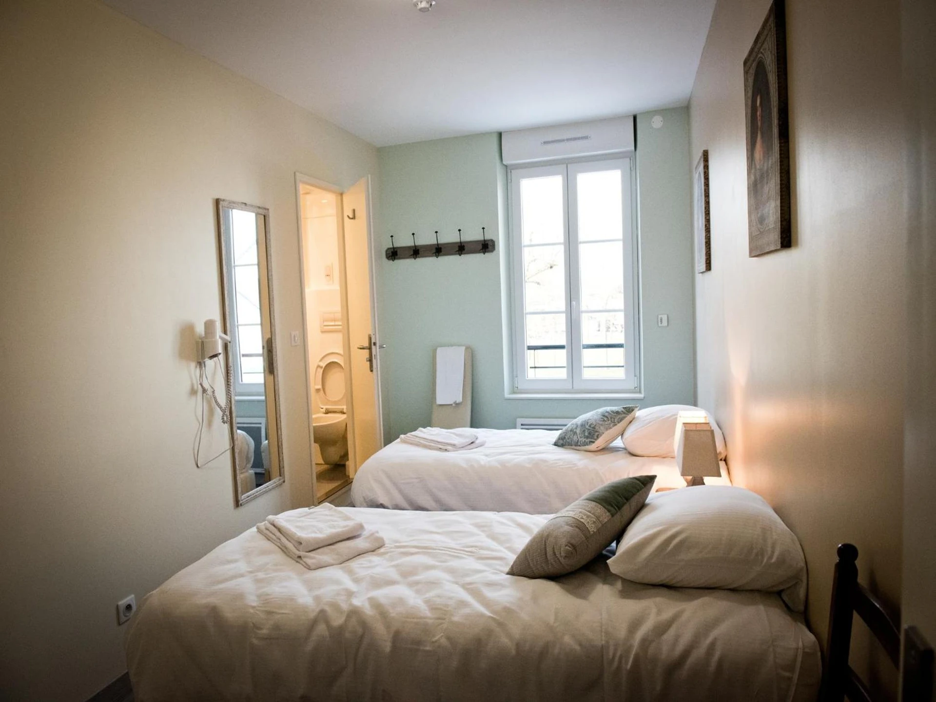 Chambre disponible pour un séminaire d'entreprise à Logis Hotel Restaurant Le Relais Fleuri - Vervins