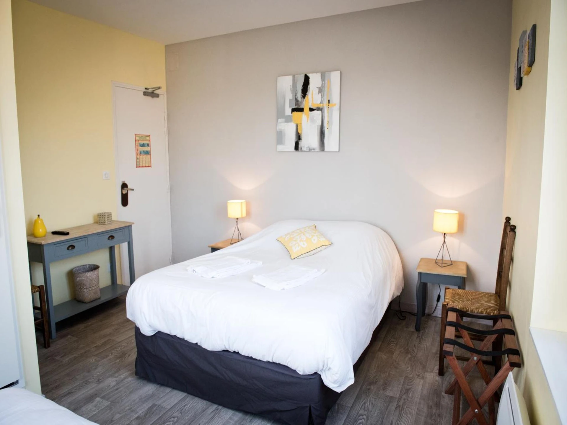 Chambre disponible pour un séminaire d'entreprise à Logis Hotel Restaurant Le Relais Fleuri - Vervins