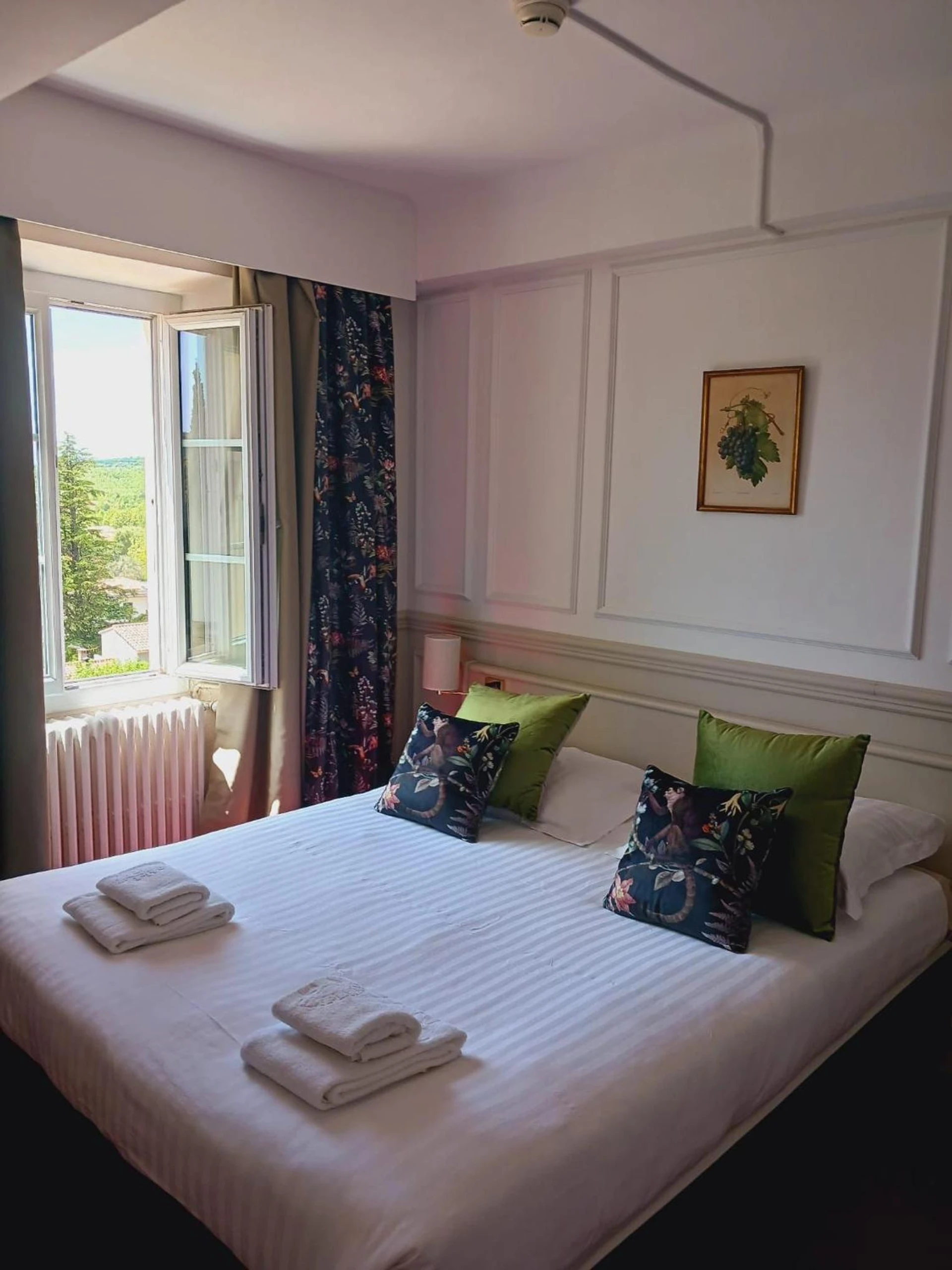 Magnifique chambre pour un séminaire d'entreprise à Logis Le Relais Imperial - Saint-Vallier-de-Thiey
