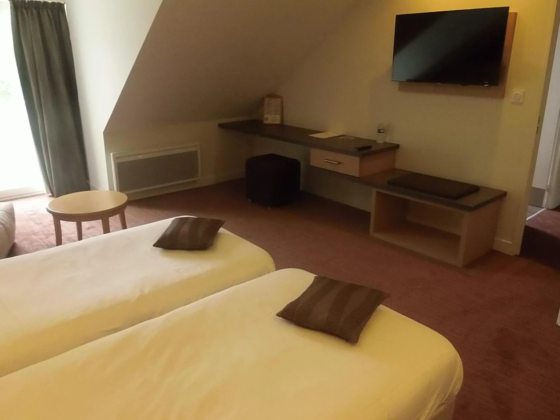 Magnifique chambre pour un séminaire d'entreprise à Hôtel Restaurant Le Rive Gauche - Joigny