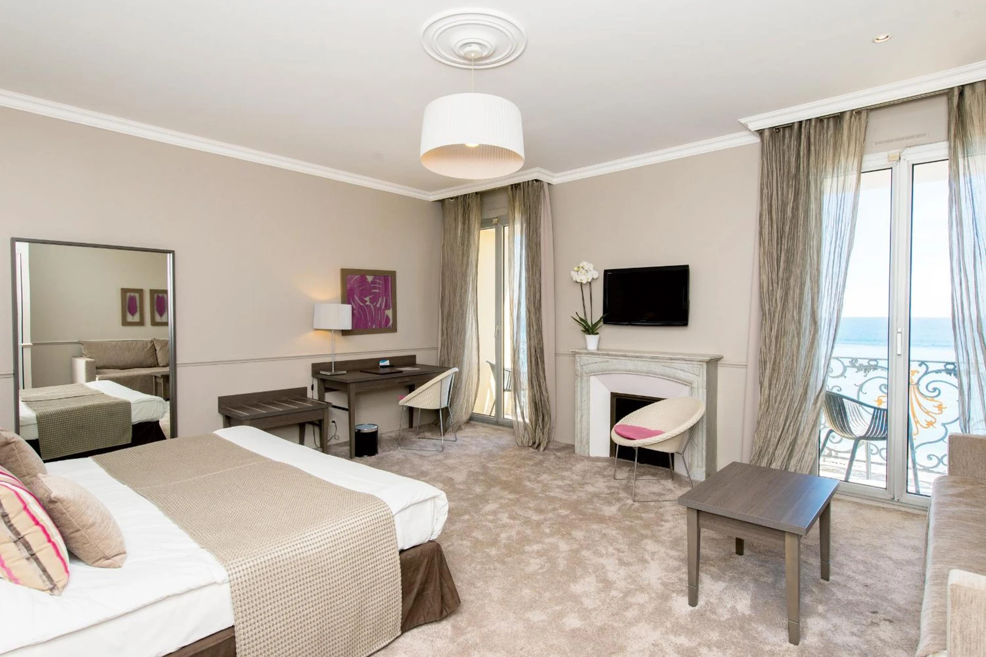 Chambre disponible pour un séminaire d'entreprise à Hôtel Le Royal Promenade des Anglais - Nice
