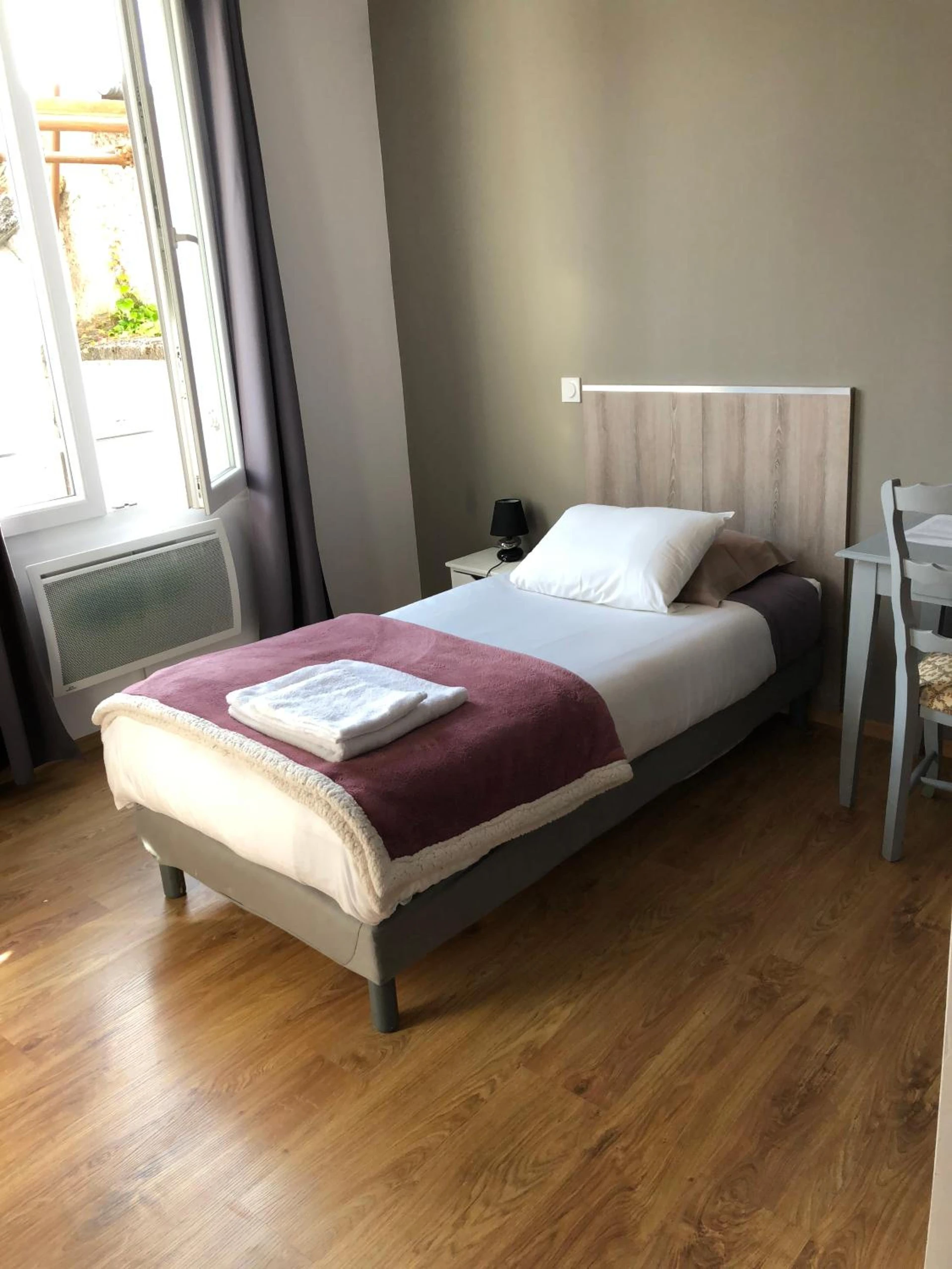 Chambre disponible pour un séminaire d'entreprise à Hôtel Le Saint Amand - Saint-Amand-Montrond