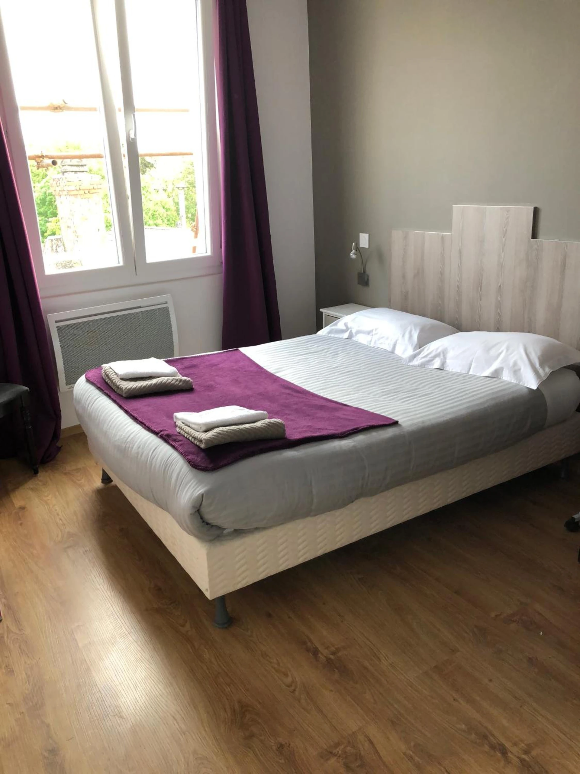 Chambre disponible pour un séminaire d'entreprise à Hôtel Le Saint Amand - Saint-Amand-Montrond
