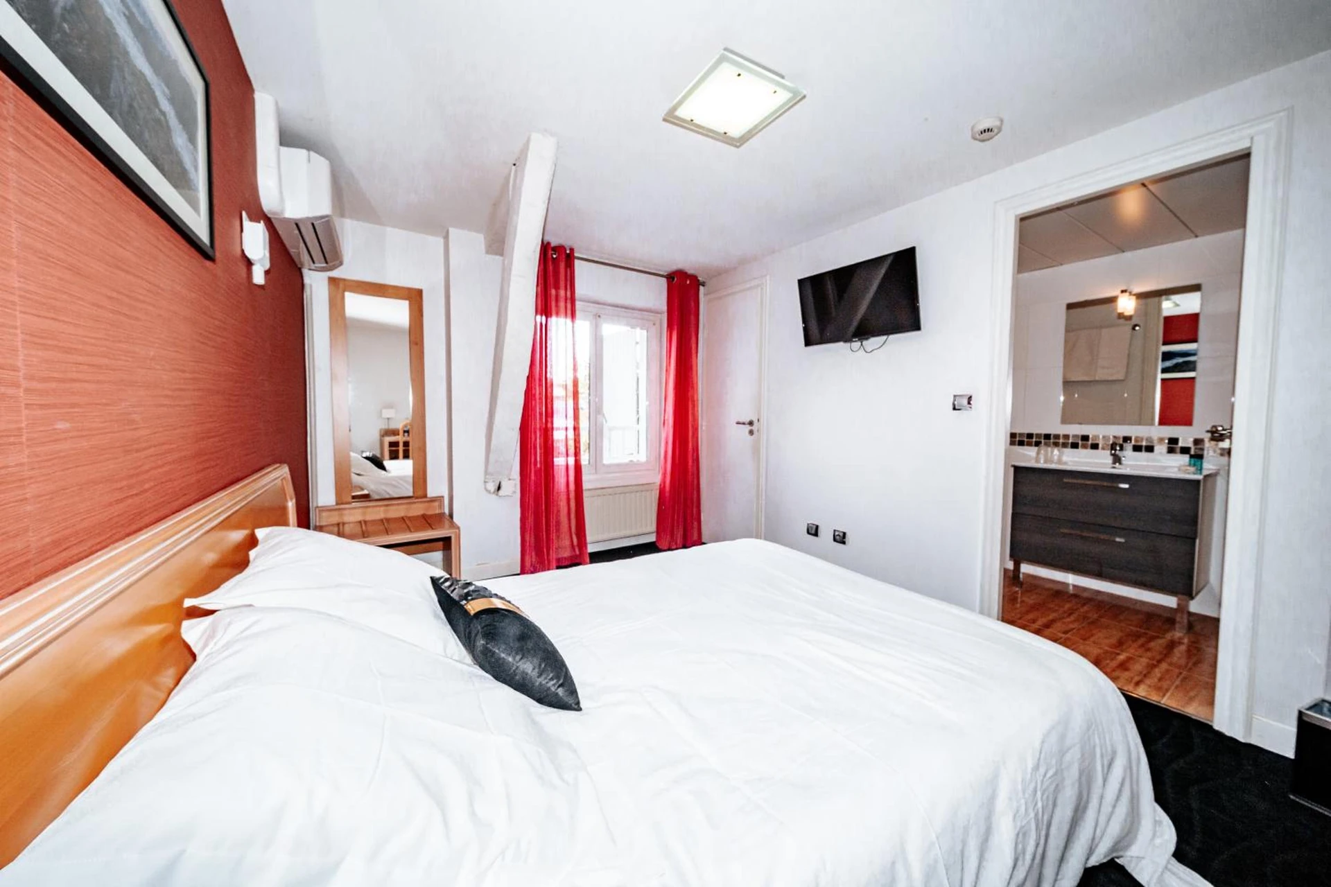 Magnifique chambre pour un séminaire d'entreprise à Hôtel Le Tivoli - Vic-en-Bigorre