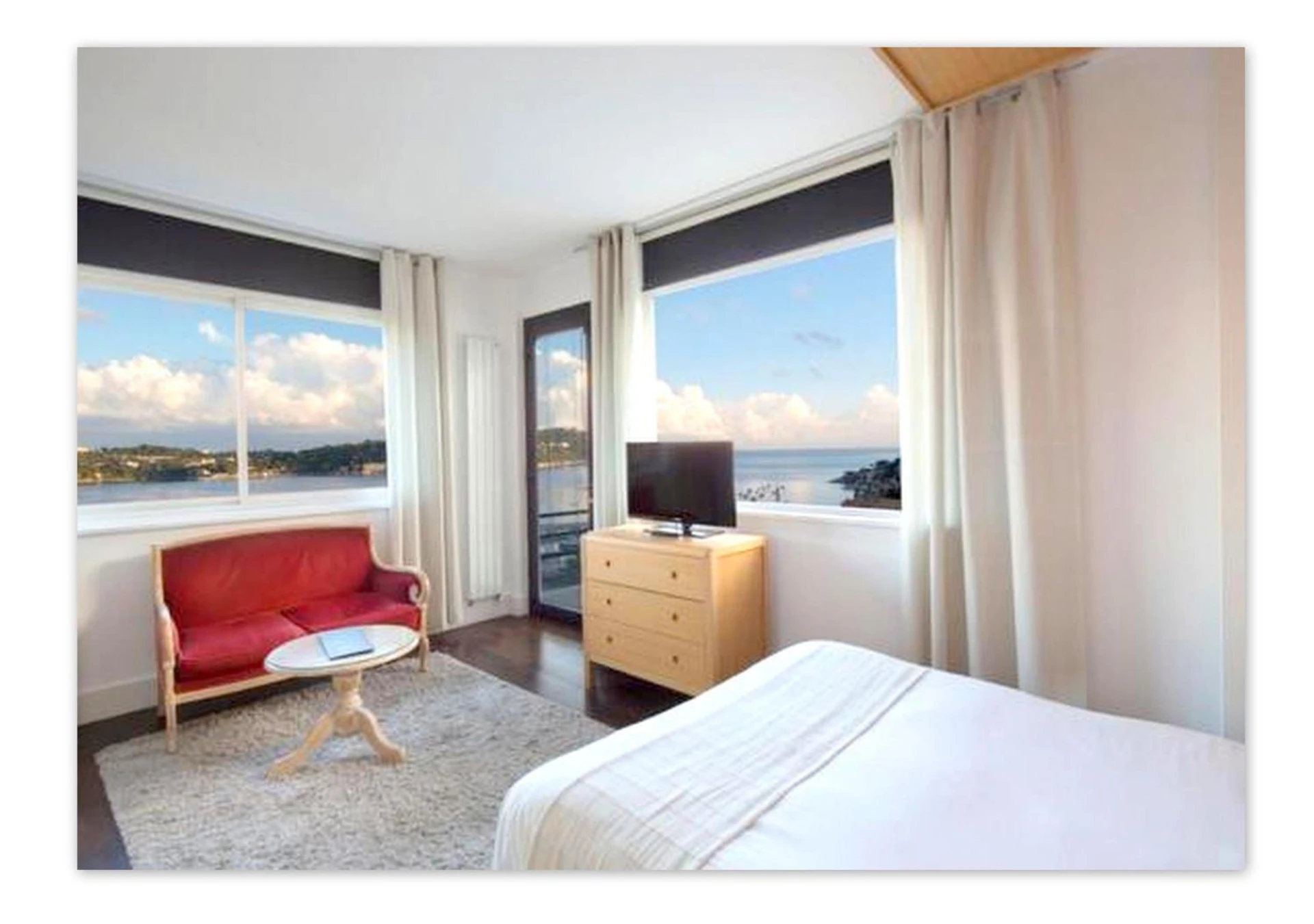 Chambre disponible pour un séminaire d'entreprise à Hôtel Le Versailles - Villefranche-sur-Mer