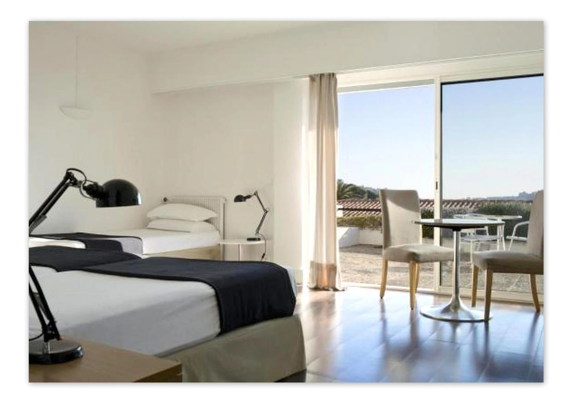 Magnifique chambre pour un séminaire d'entreprise à Hôtel Le Versailles - Villefranche-sur-Mer