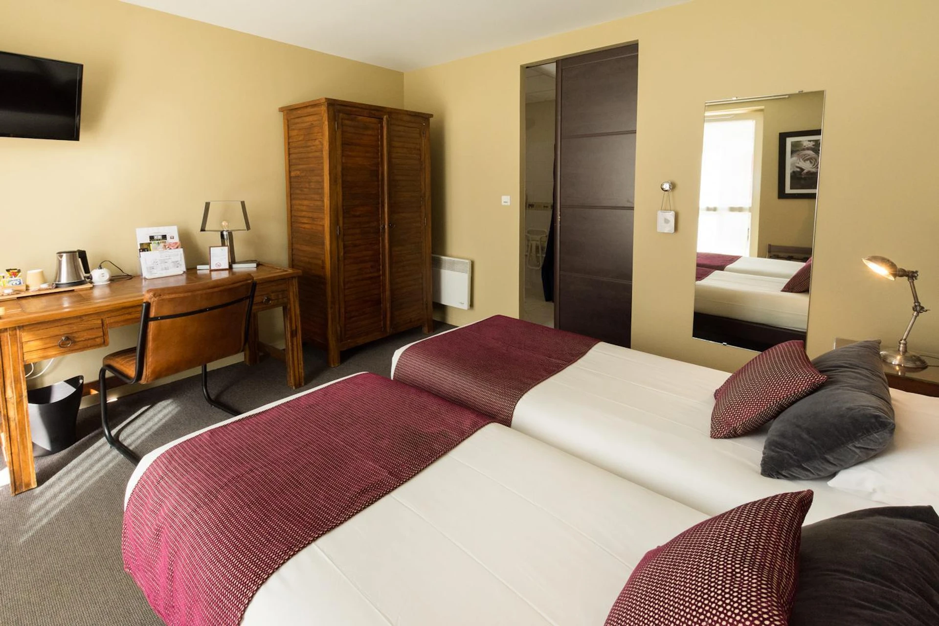 Chambre disponible pour un séminaire d'entreprise à Logis Hôtel Le Vert Galant - La Flèche
