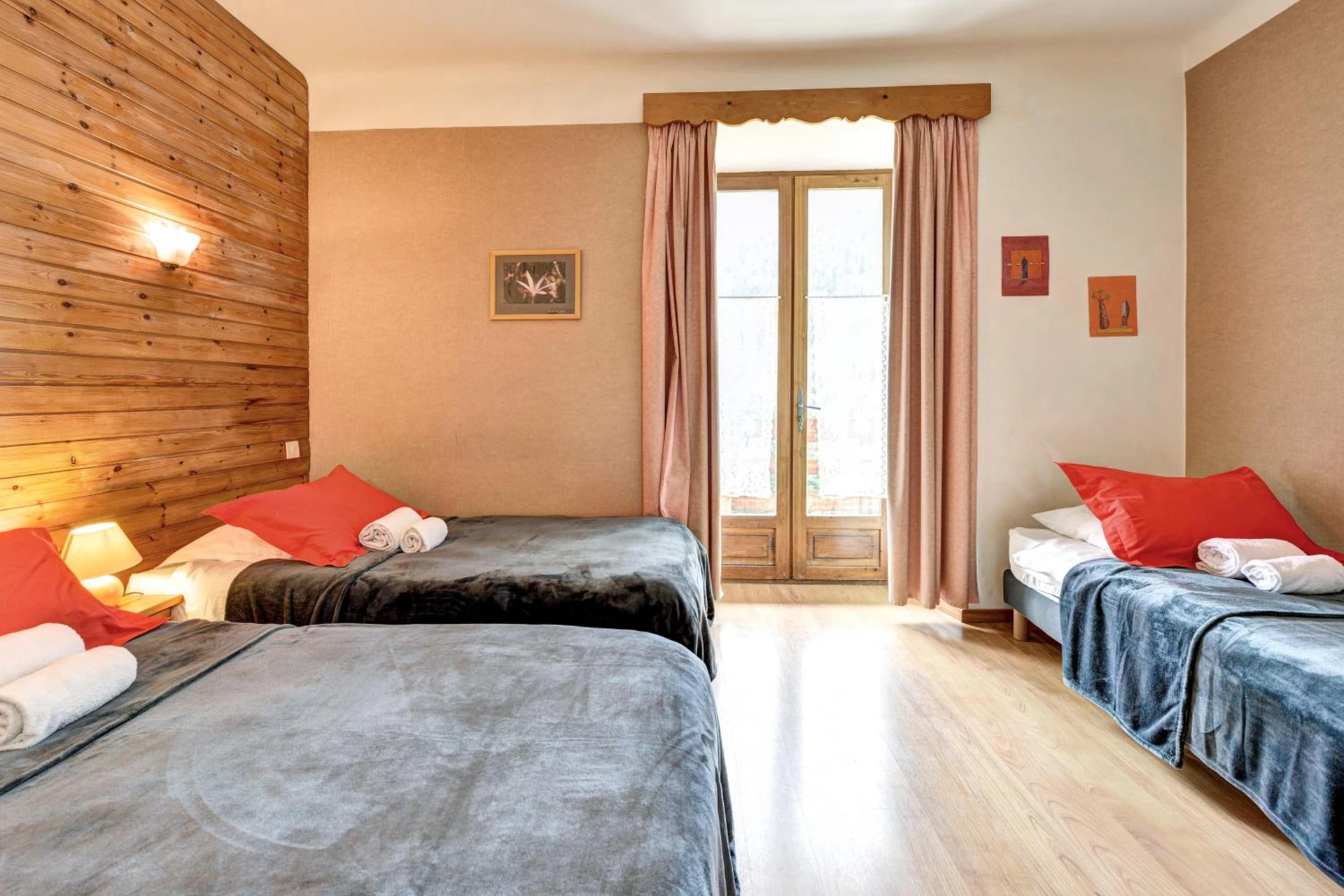 Chambre disponible pour un séminaire d'entreprise à Hôtel Restaurant Gîtes Les 5 Saisons - Freissinières