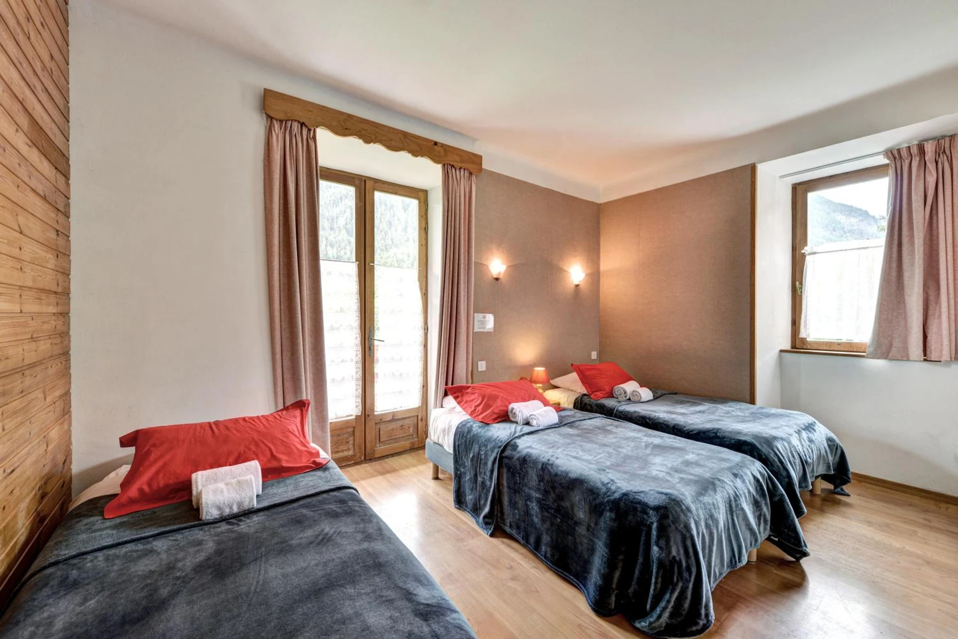 Chambre disponible pour un séminaire d'entreprise à Hôtel Restaurant Gîtes Les 5 Saisons - Freissinières