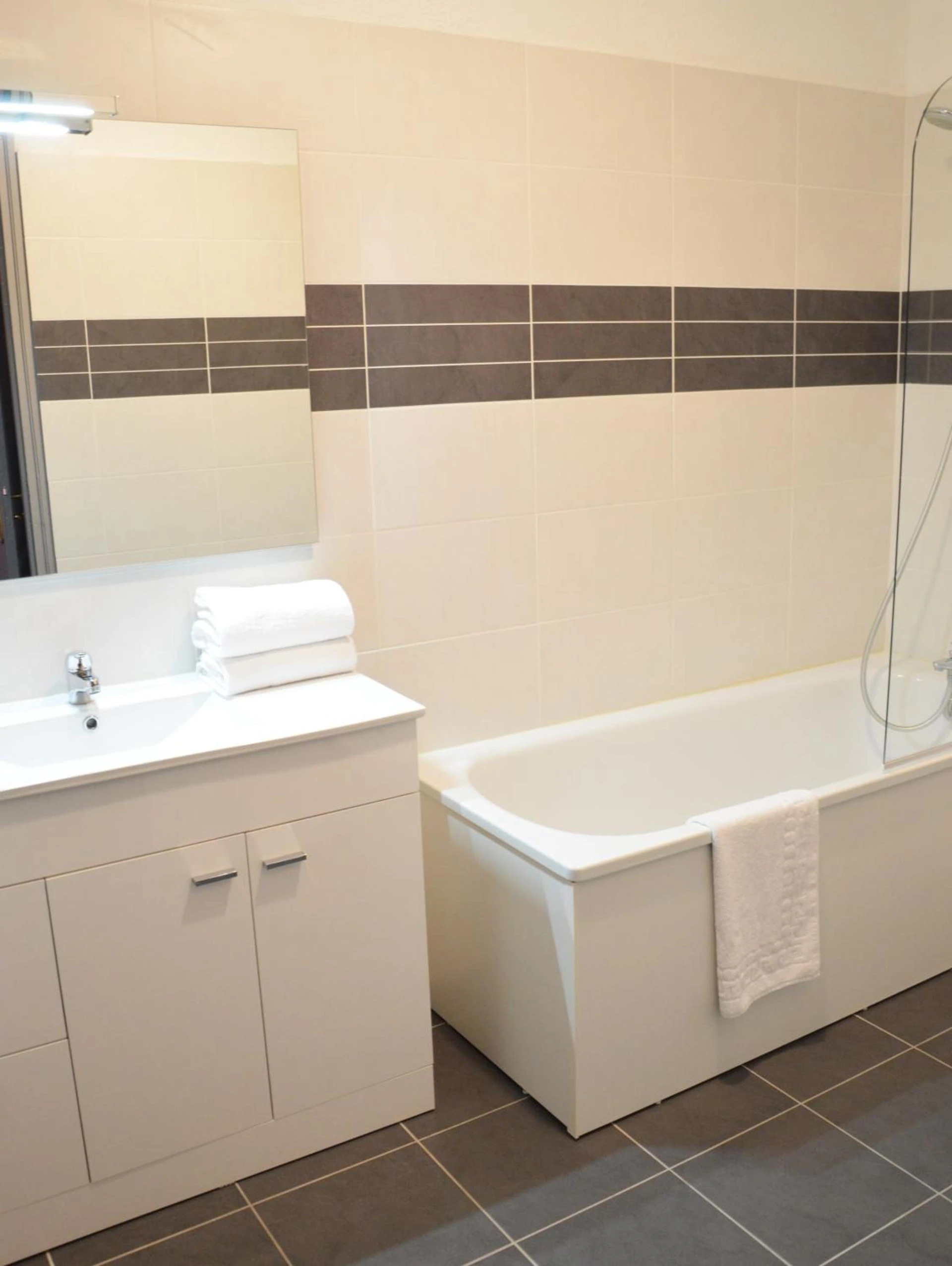 Chambre disponible pour un séminaire d'entreprise à Hotel Les Acacias - Le Grau-du-Roi