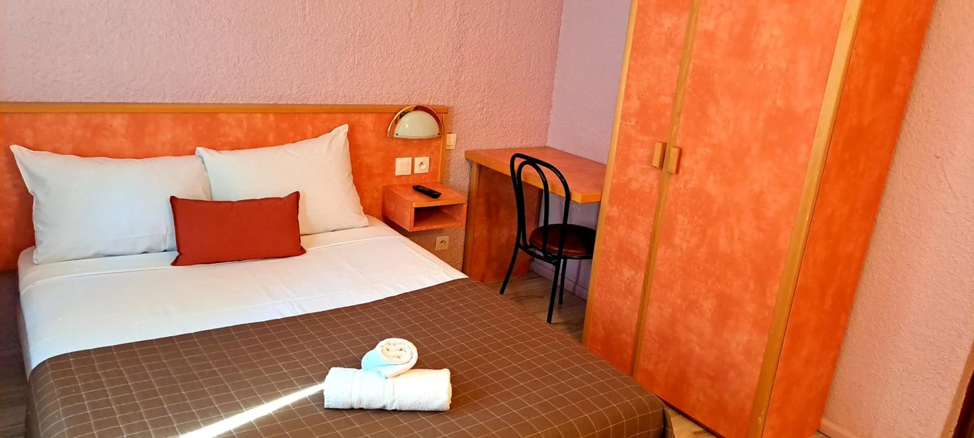 Chambre disponible pour un séminaire d'entreprise à Hôtel Restaurant Les Alizes Loriol Le Pouzin - Le Pouzin
