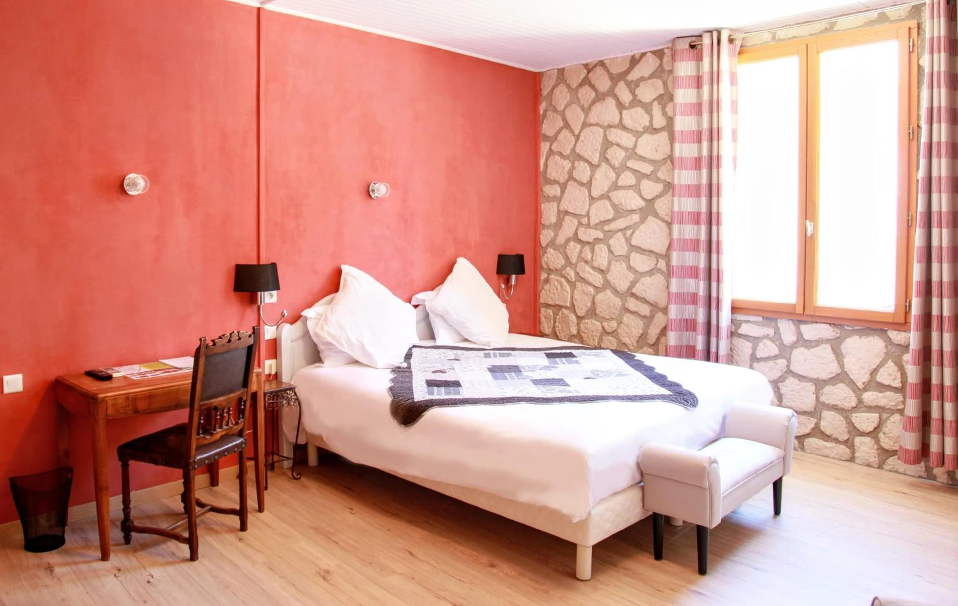 Chambre disponible pour un séminaire d'entreprise à Les Arcades Le Lion D'or - Buis-les-Baronnies