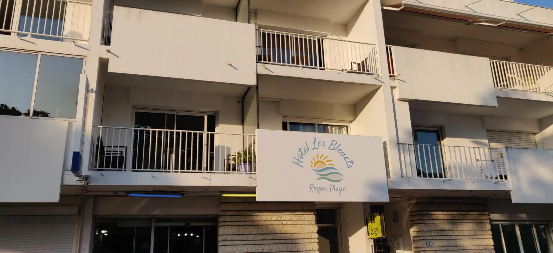 Ambiance de travail pour séminaire d'entreprise à Logis Hôtel Les Bleuets - Royan