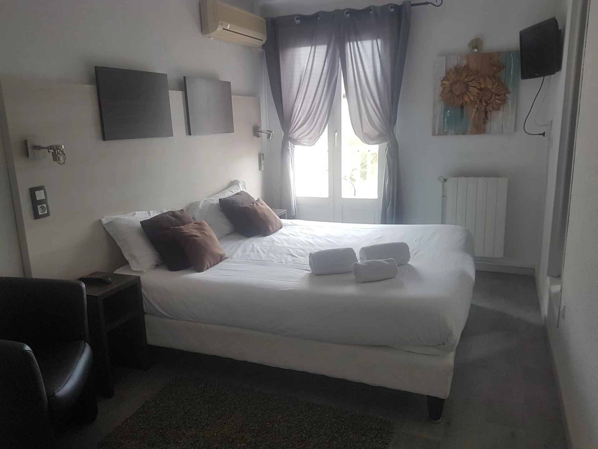 Chambre disponible pour un séminaire d'entreprise à Logis Hôtel Restaurant les Charmettes - Argelès-sur-Mer