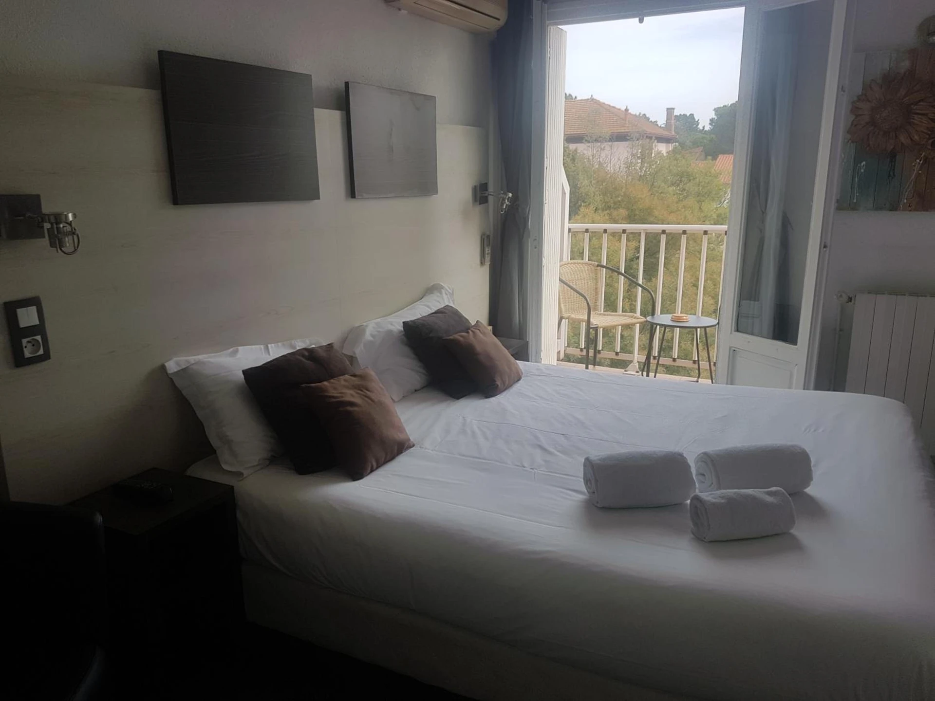 Chambre disponible pour un séminaire d'entreprise à Logis Hôtel Restaurant les Charmettes - Argelès-sur-Mer