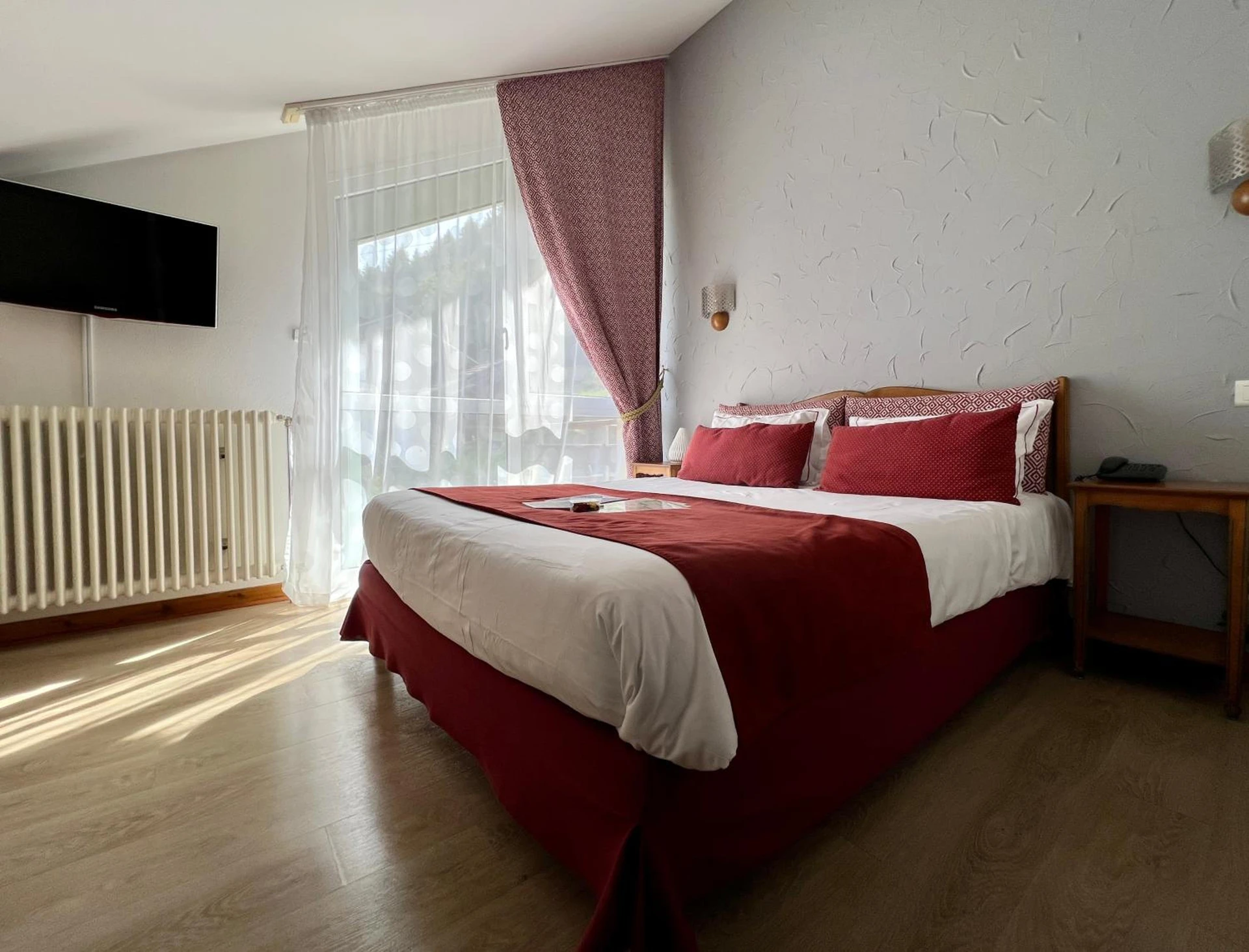 Chambre disponible pour un séminaire d'entreprise à LOGIS HÔTEL, CHALETS et RESTAURANT LES CHATELMINÉS - La Bresse