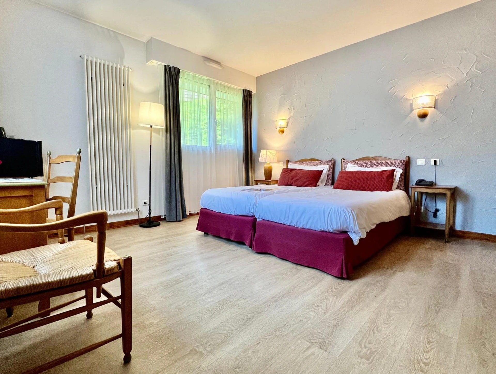 Chambre disponible pour un séminaire d'entreprise à LOGIS HÔTEL, CHALETS et RESTAURANT LES CHATELMINÉS - La Bresse