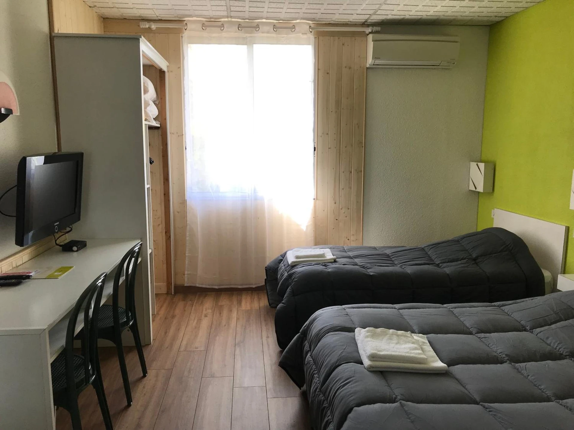 Chambre disponible pour un séminaire d'entreprise à Hotel Les Chênes - Sisteron