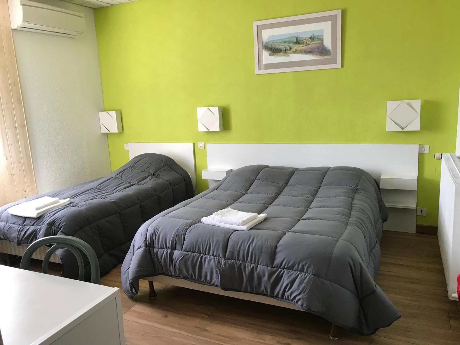 Chambre disponible pour un séminaire d'entreprise à Hotel Les Chênes - Sisteron