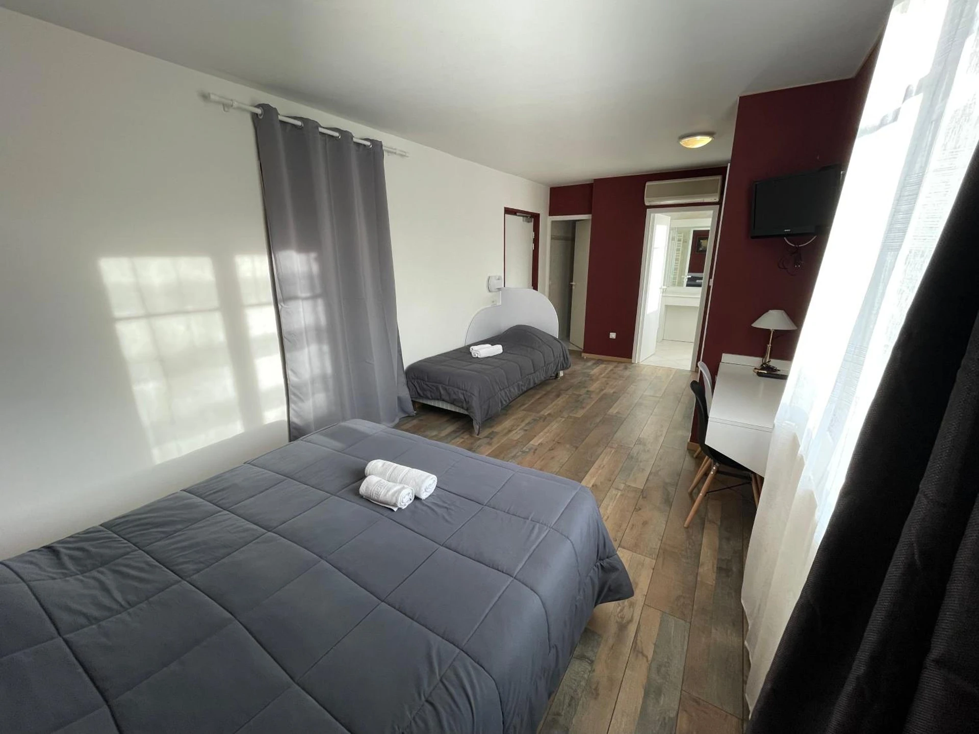 Chambre disponible pour un séminaire d'entreprise à Hotel Les Chênes - Sisteron