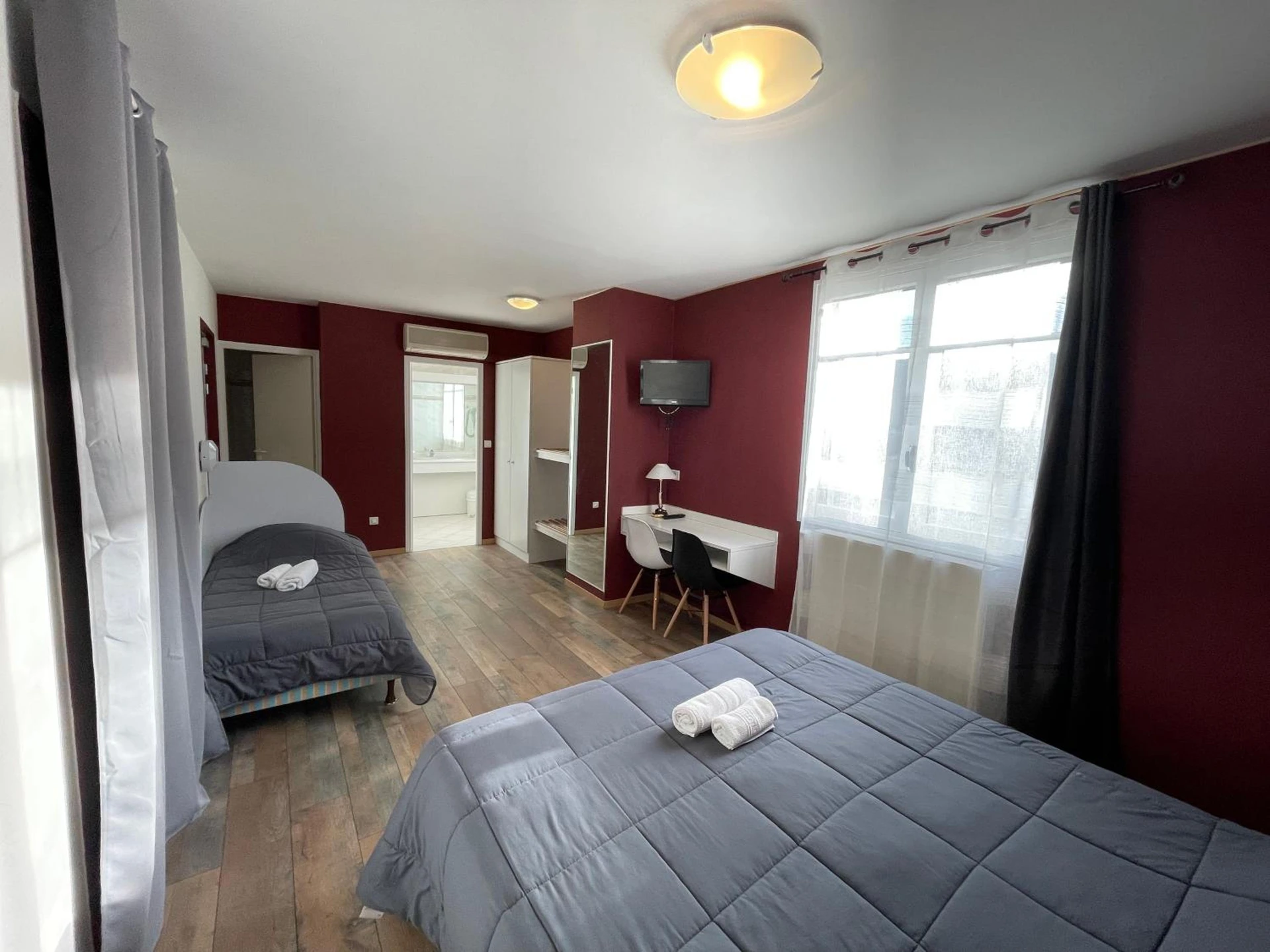 Chambre disponible pour un séminaire d'entreprise à Hotel Les Chênes - Sisteron