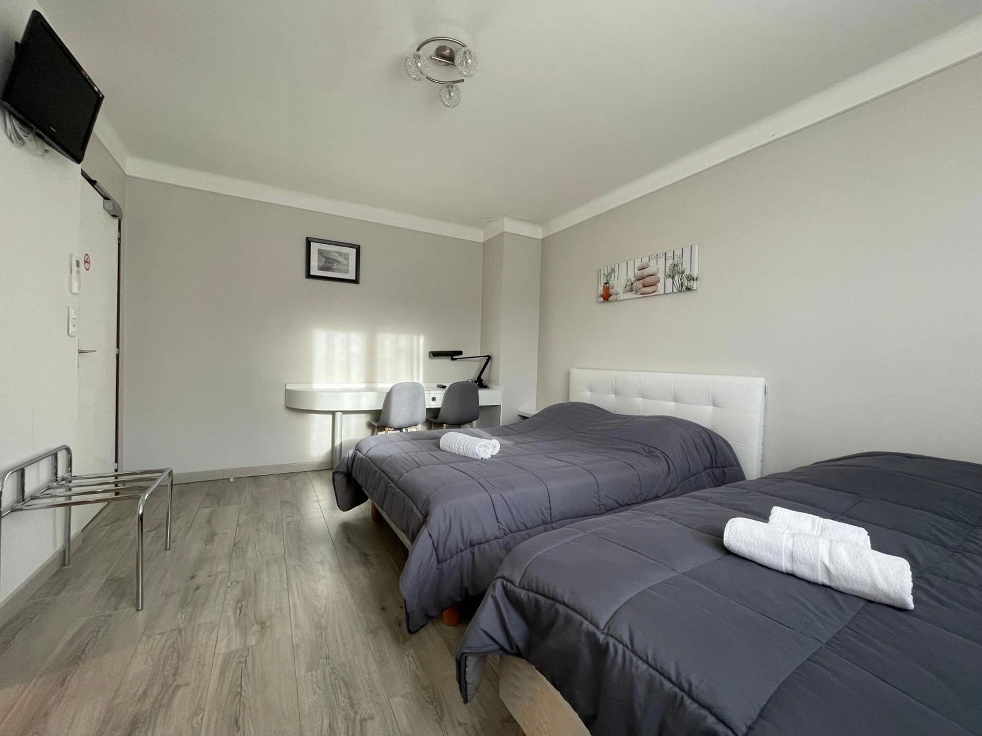 Magnifique chambre pour un séminaire d'entreprise à Hotel Les Chênes - Sisteron