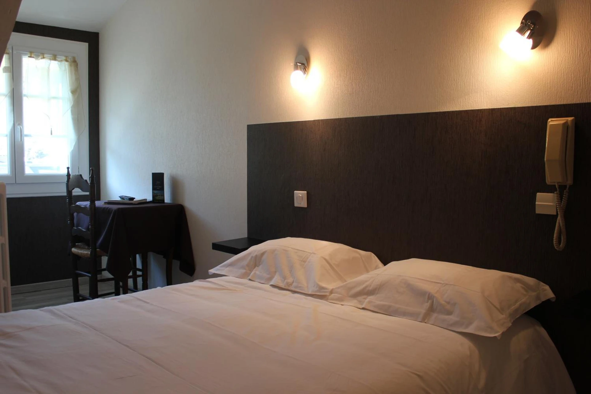 Chambre disponible pour un séminaire d'entreprise à Logis Hôtel Les Cimes - Argelès-Gazost