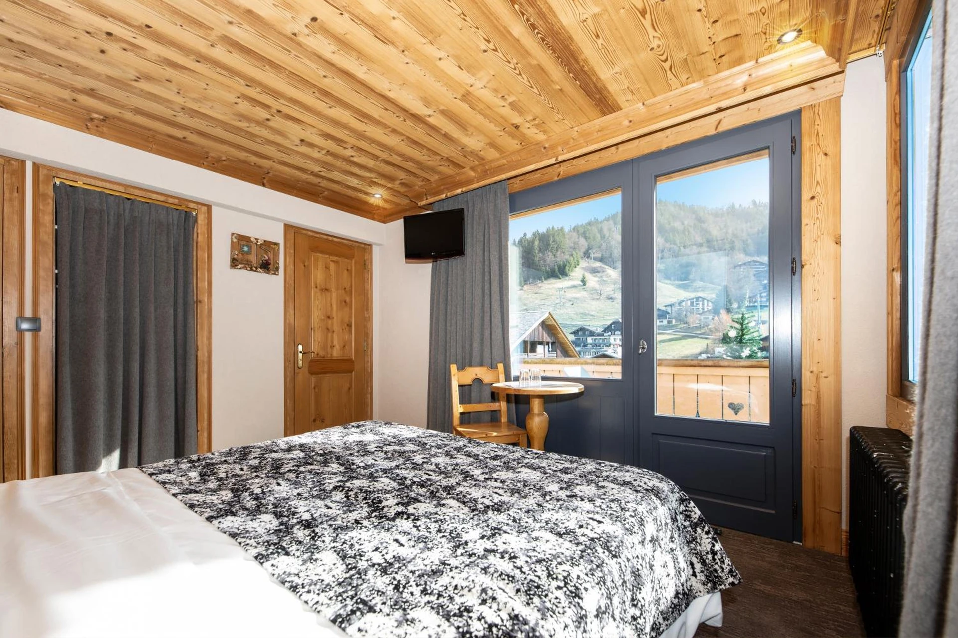 Chambre disponible pour un séminaire d'entreprise à Hôtel-Chalet Les Ecureuils Restaurant, Sauna & Spa Garage - Le Grand-Bornand