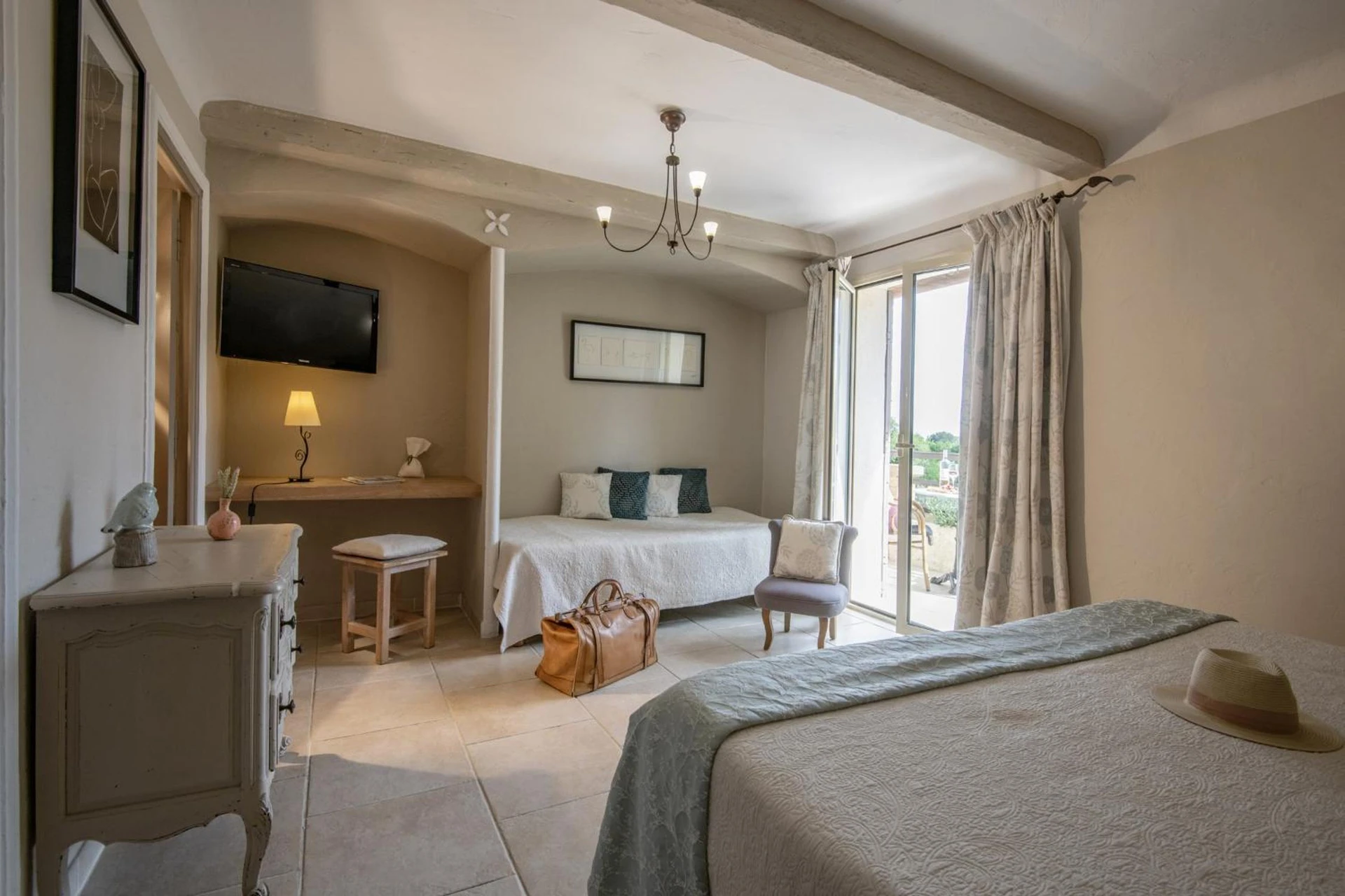 Chambre disponible pour un séminaire d'entreprise à Hotel Les Messugues - Saint-Paul-de-Vence