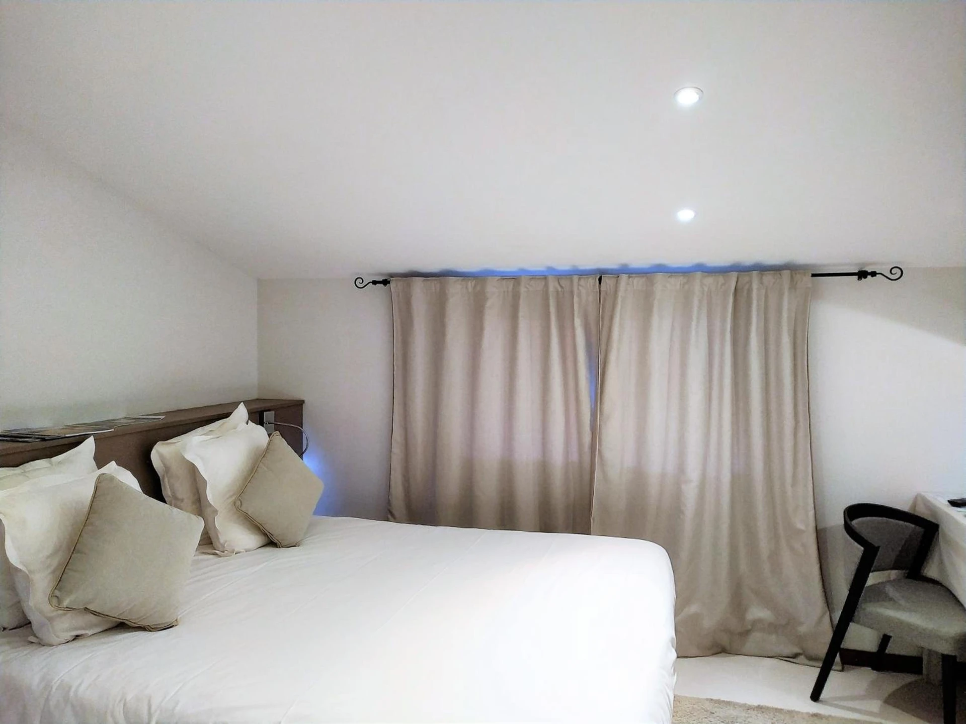 Chambre disponible pour un séminaire d'entreprise à Logis Hôtel Les Pages - Lunéville