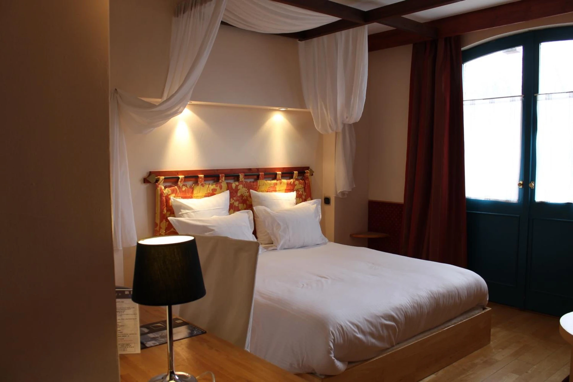 Chambre disponible pour un séminaire d'entreprise à Logis Hôtel Les Pages - Lunéville