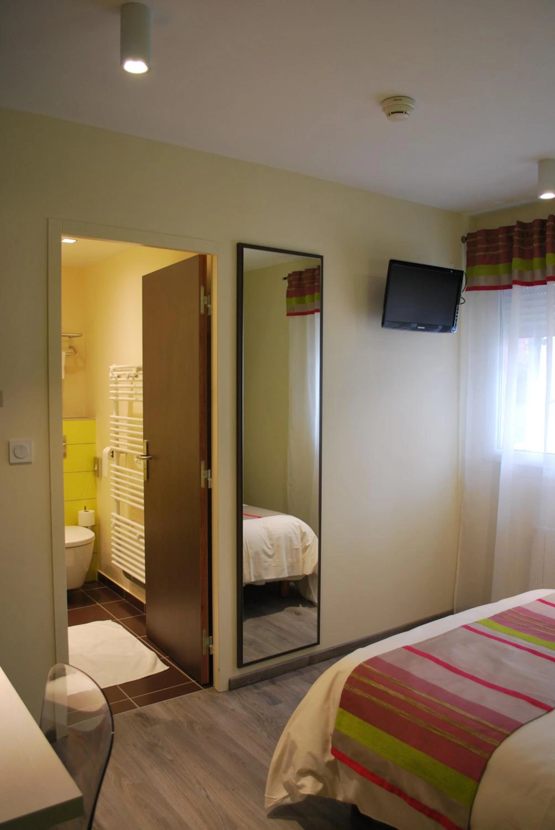 Chambre disponible pour un séminaire d'entreprise à Logis Hôtel & Restaurant Les Perce-Neige - Bonnétage