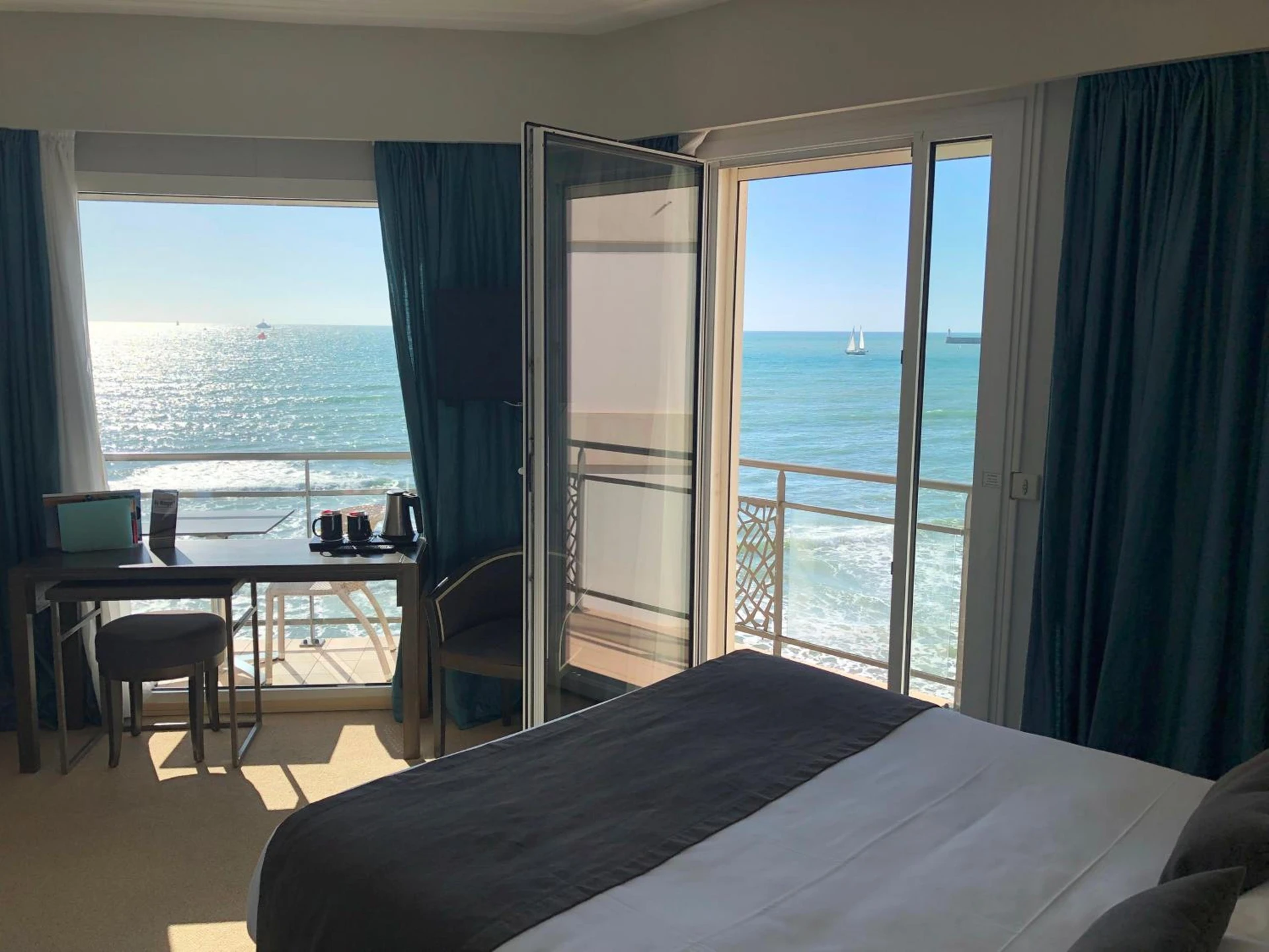 Magnifique chambre pour un séminaire d'entreprise à Hotel & Spa Les Roches Noires - Les Sables dʼOlonne