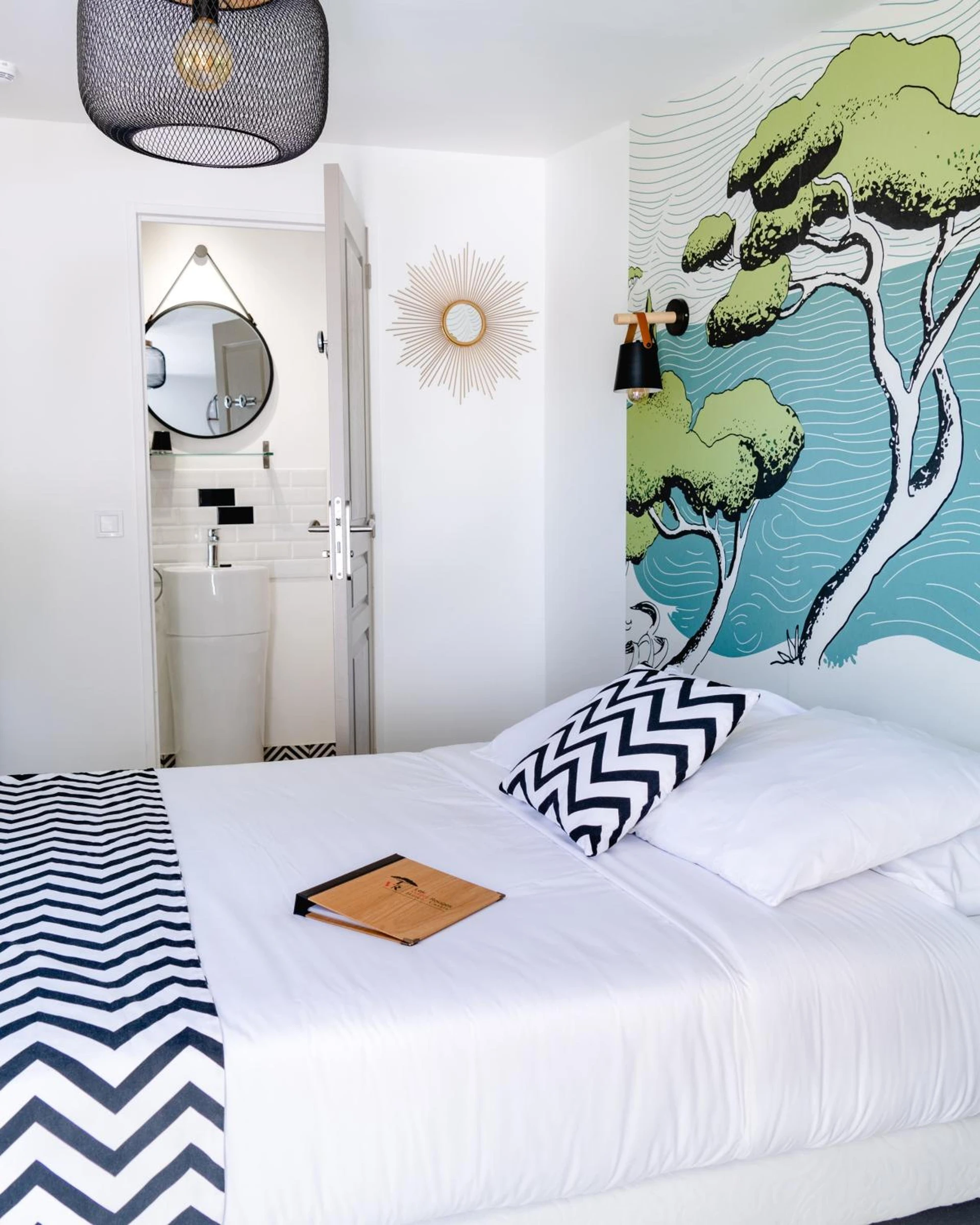Chambre disponible pour un séminaire d'entreprise à HôTEL LES VOLETS ROUGES - CASSIS - Cassis